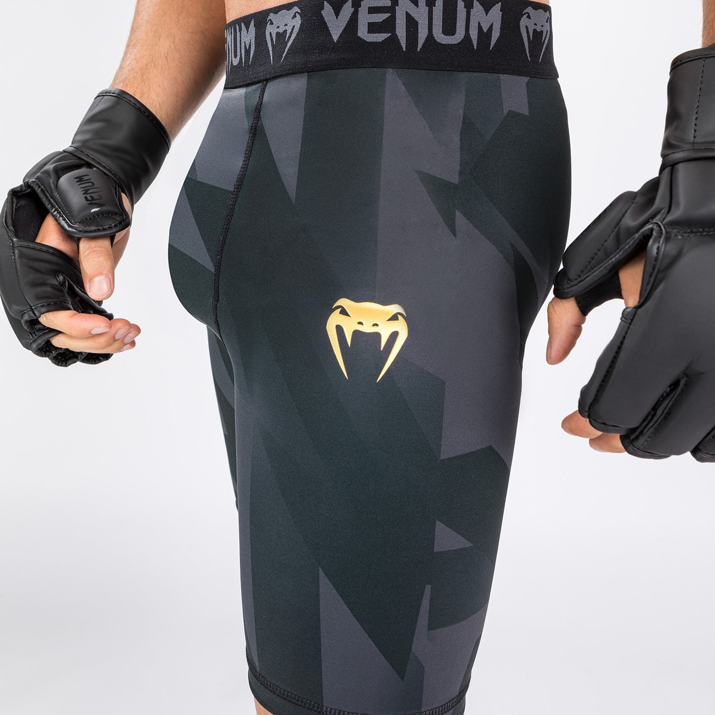 Venum Razor 综合格斗短裤 – 黑色/金色