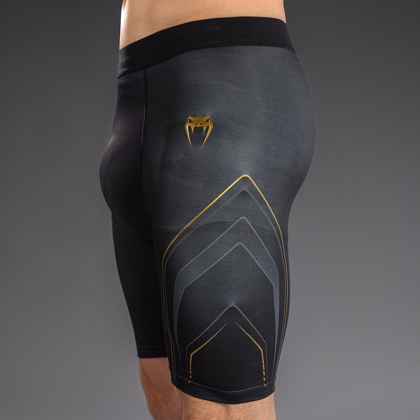 Venum Streamline Vale Tudo 综合格斗短裤 – 黑色/金色