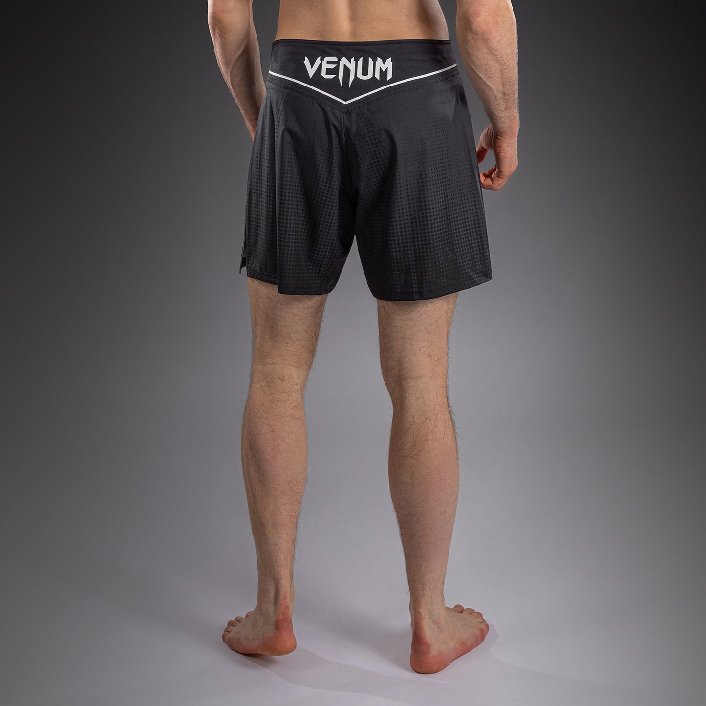 Venum Stealth 格斗短裤 – 黑色/白色