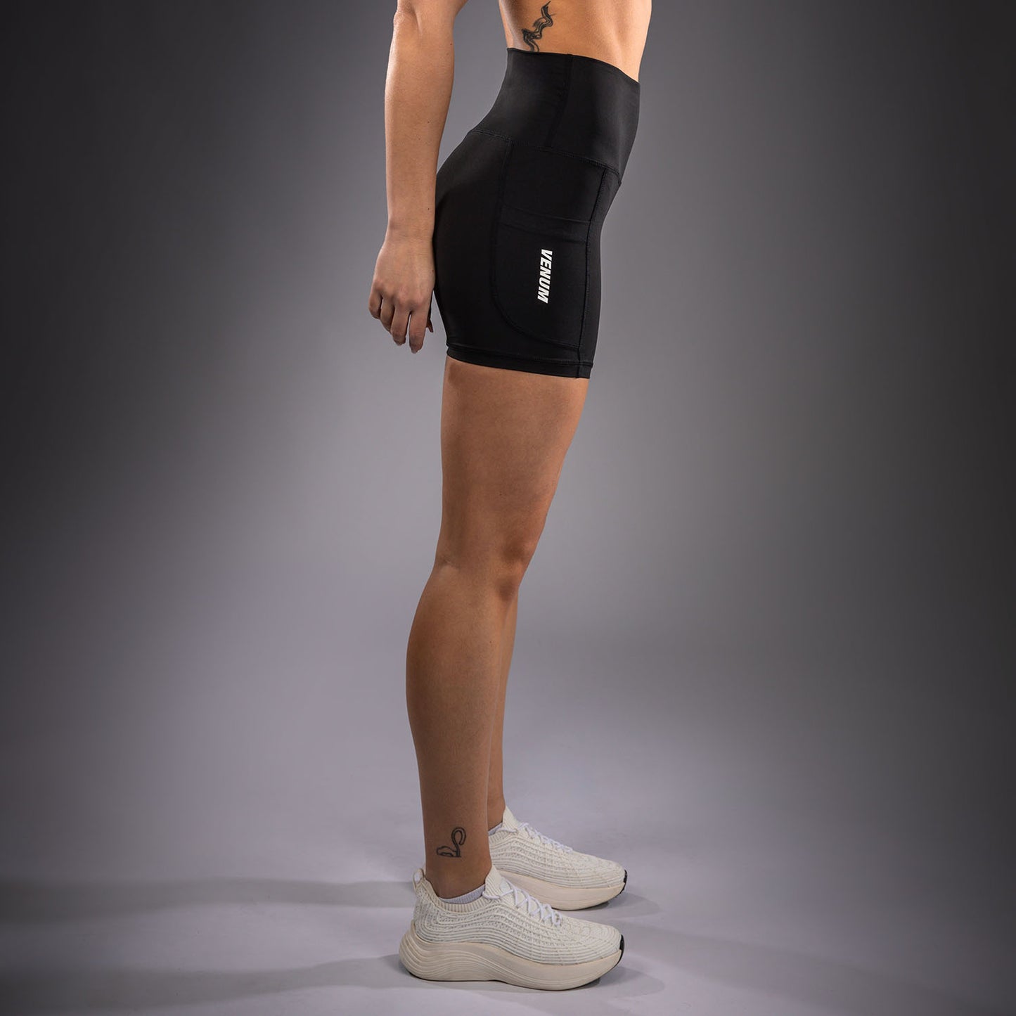 Venum Essential 女士格斗短裤 – 黑色