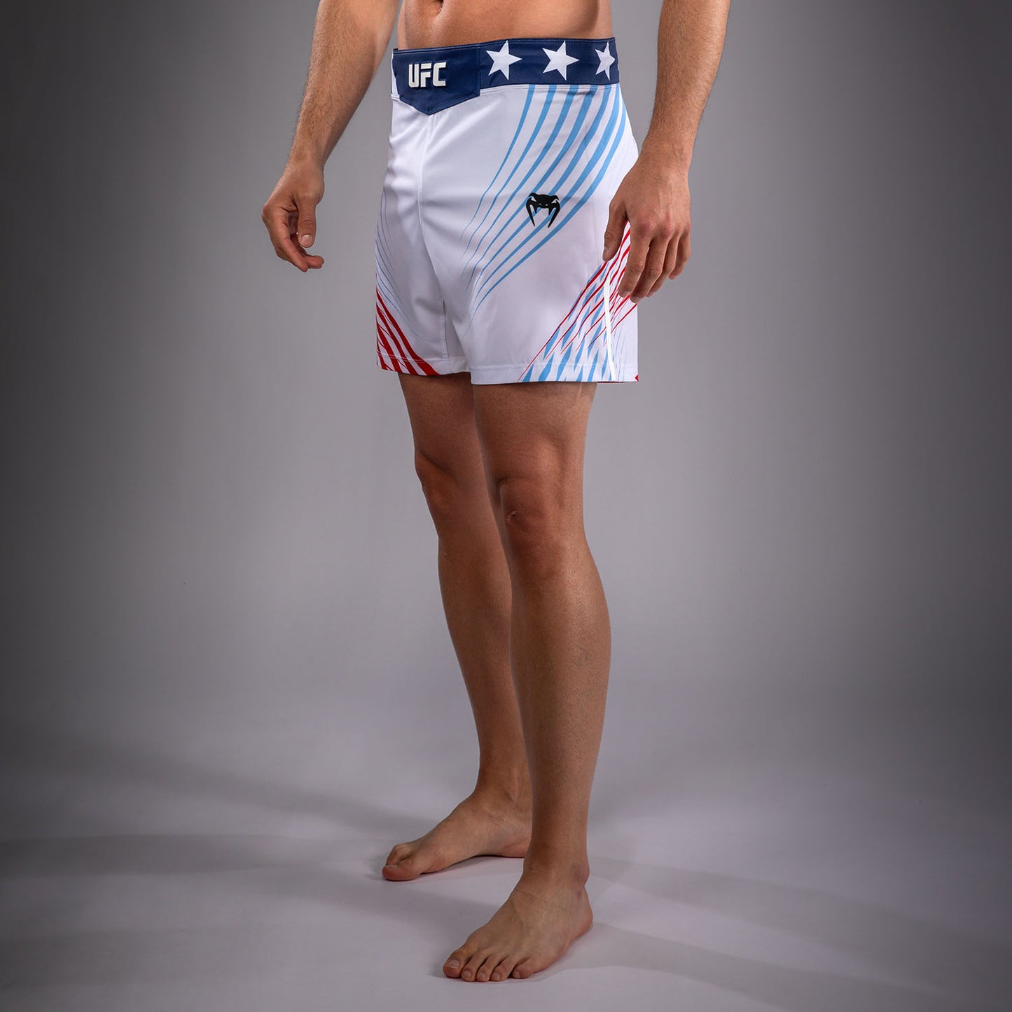 Official UFC Freedom 250 by Venum 男士 Authentic Fight Night 短款格斗短裤 - 白色