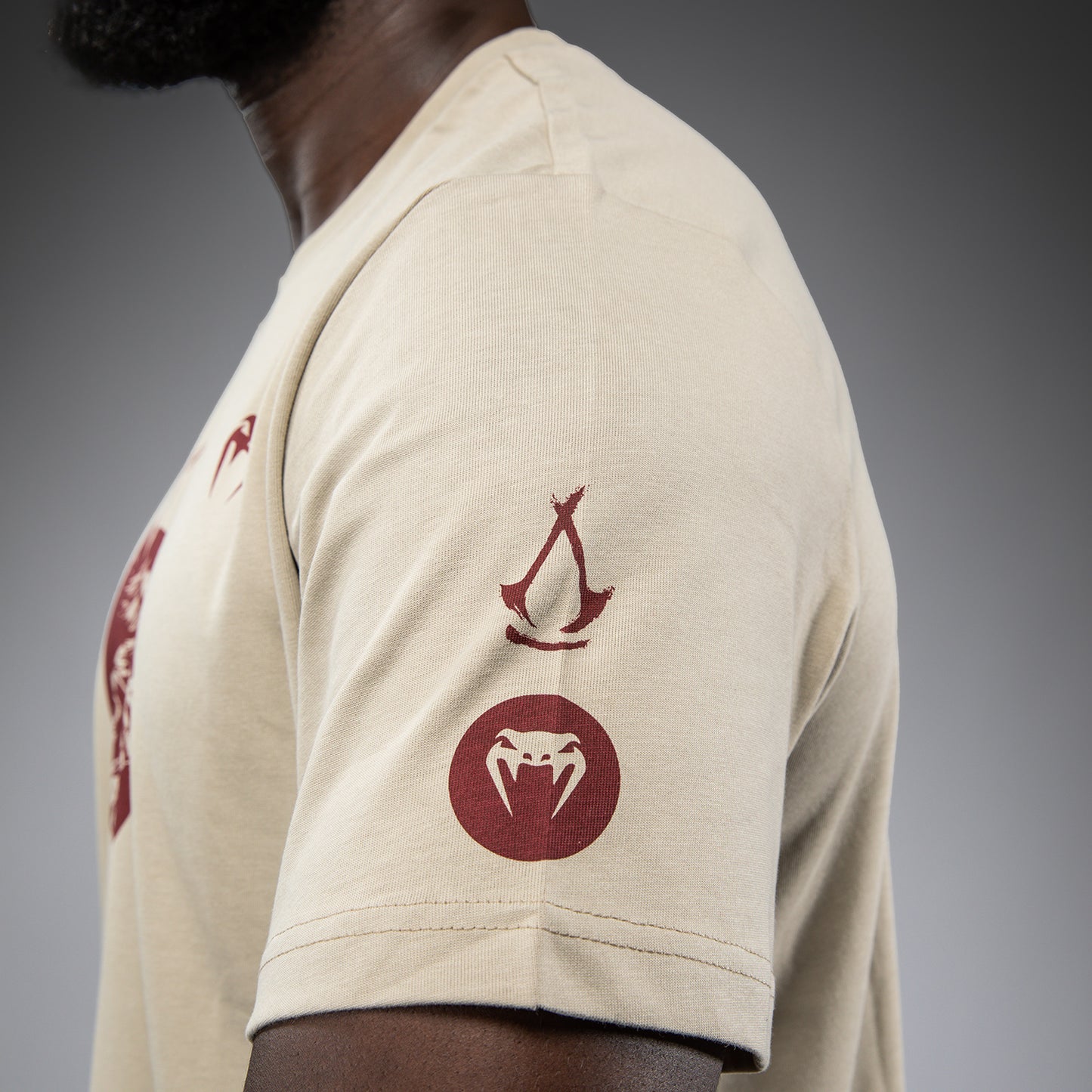 Venum x Assassin’s Creed Shadows T恤 – 沙色