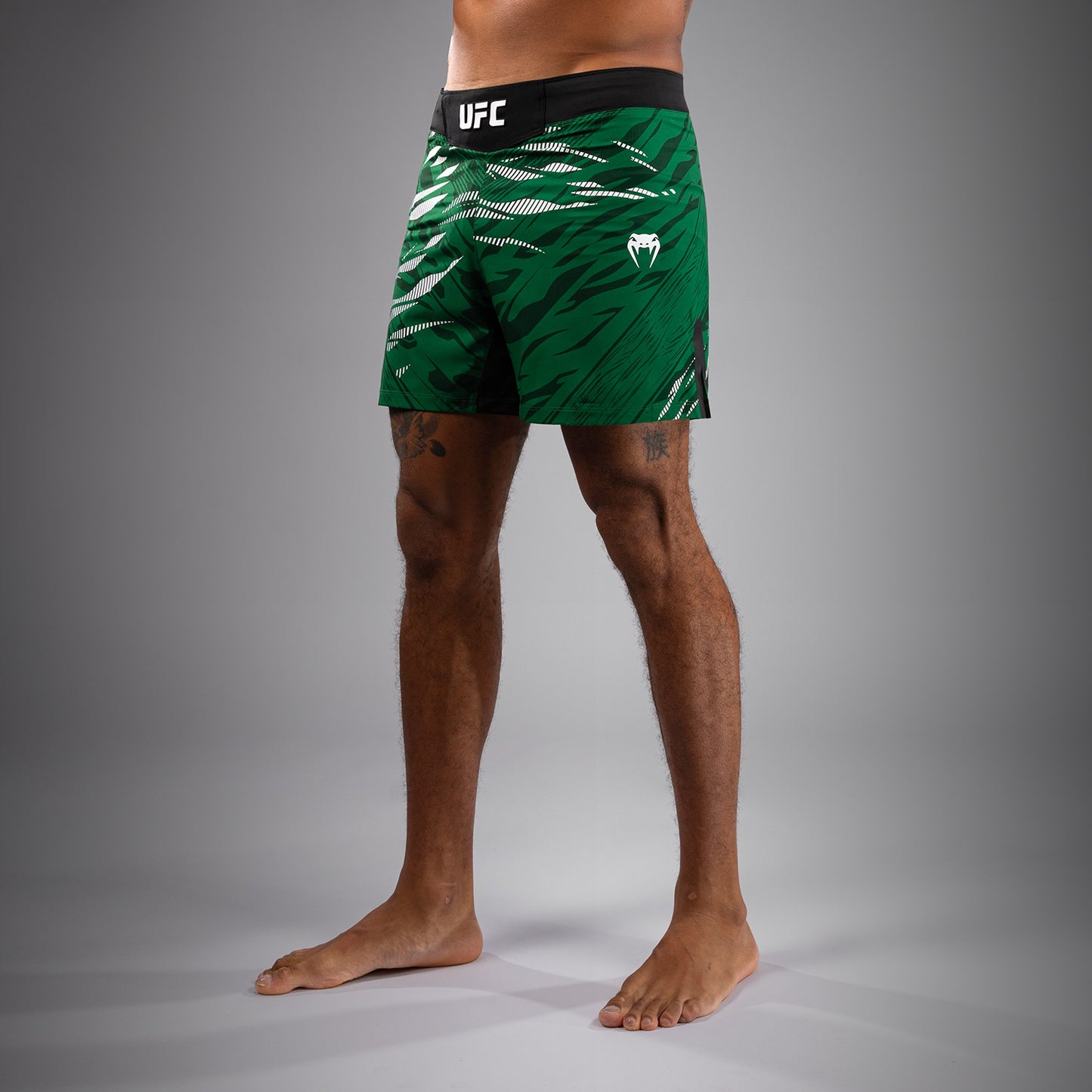 UFC Fusion by Venum Authentic Fight Night 男士格斗短裤 – 短款 – 绿色