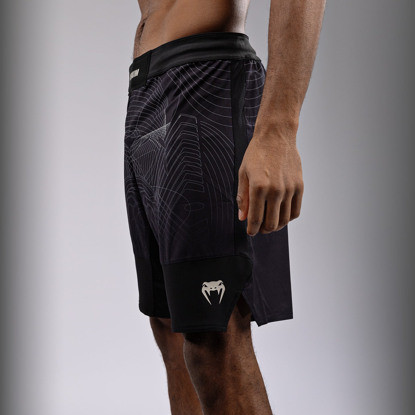 Venum G-Fit Air 男士格斗短裤 – 深黑色/沙色