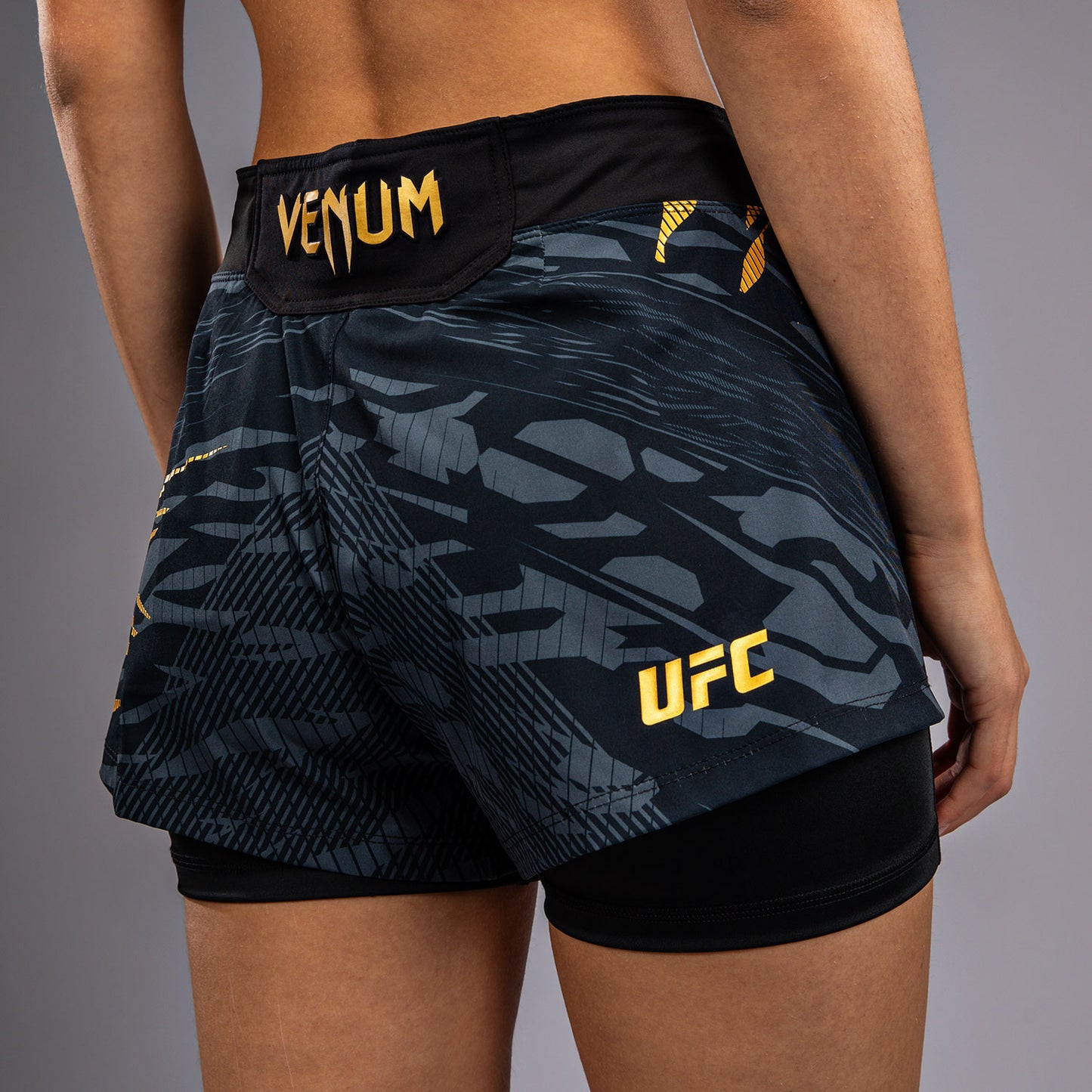 UFC Fusion by Venum Authentic Fight Night 女士格斗短裤 – 冠军款