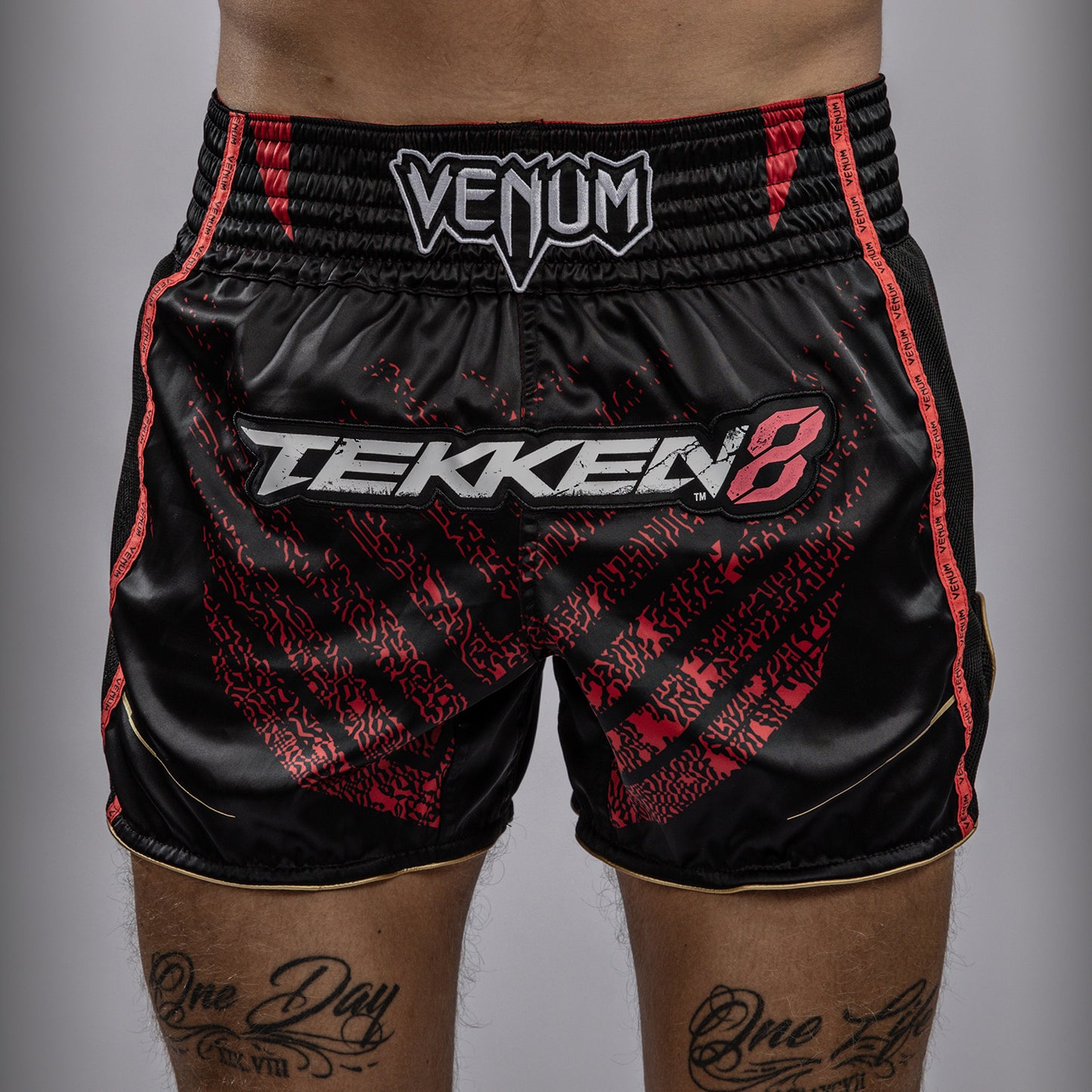 Venum x TEKKEN 8 - Marshall Law 泰拳短裤 – 黑色/红色/金色