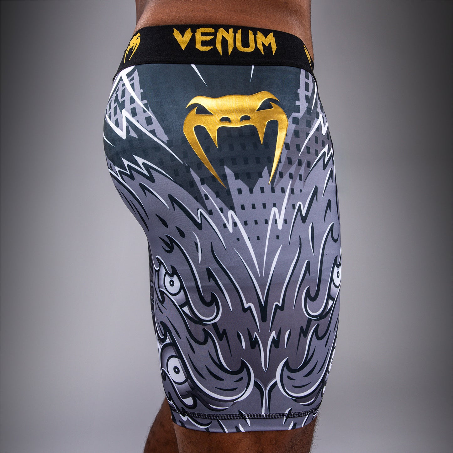 Venum Wolf Atak 综合格斗短裤 – 黑色/灰色