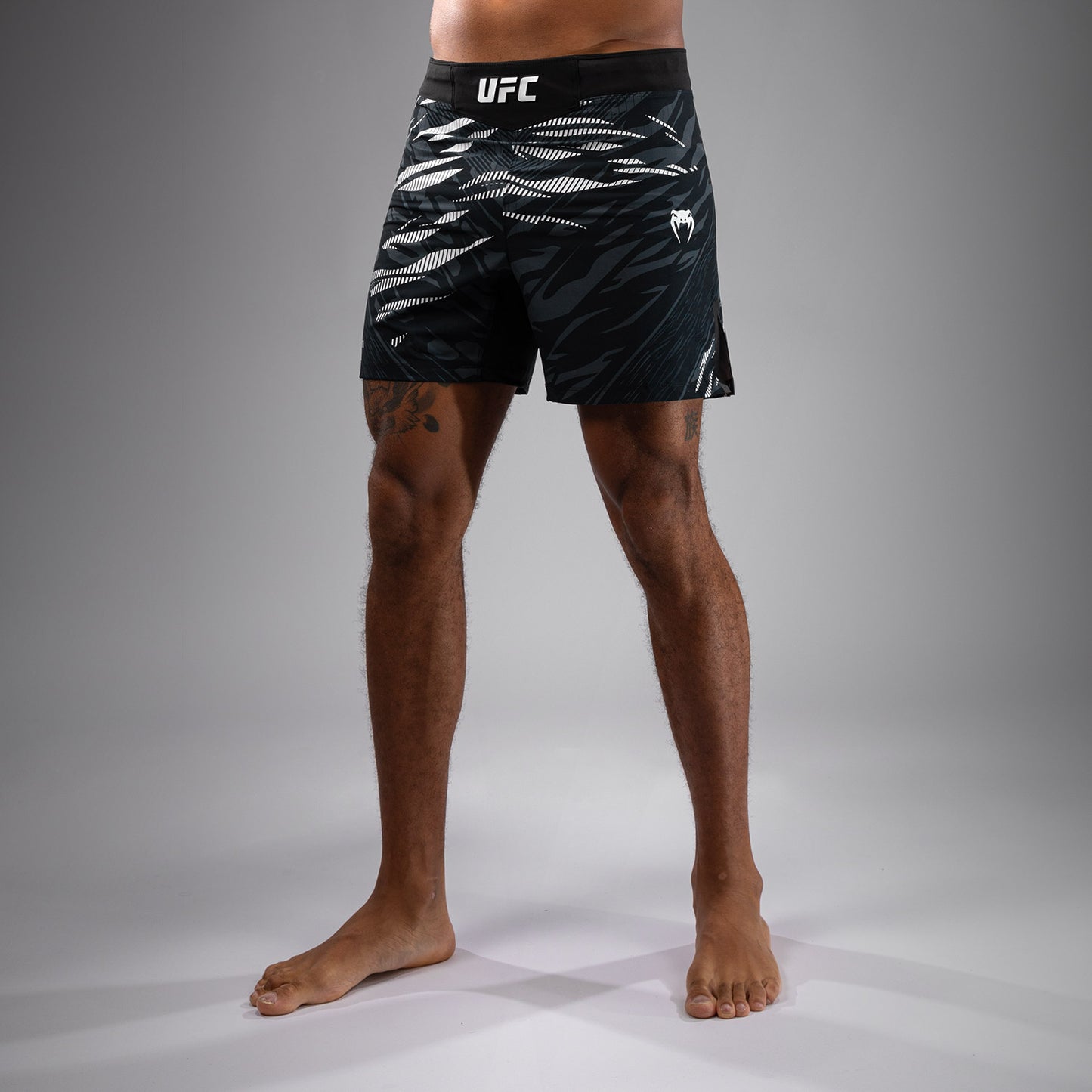 UFC Fusion by Venum Authentic Fight Night 男士格斗短裤 – 短款 – 黑色