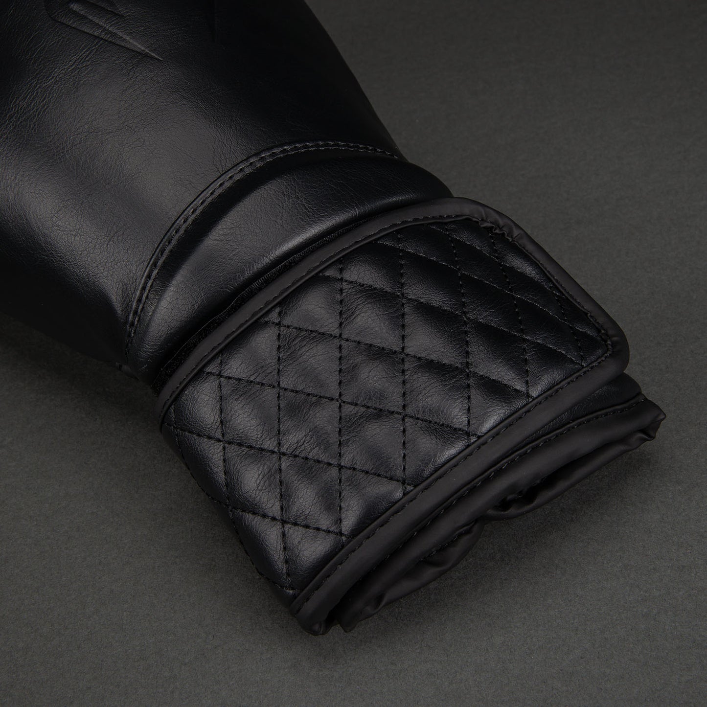 Venum Impact Classic 拳击手套–黑色