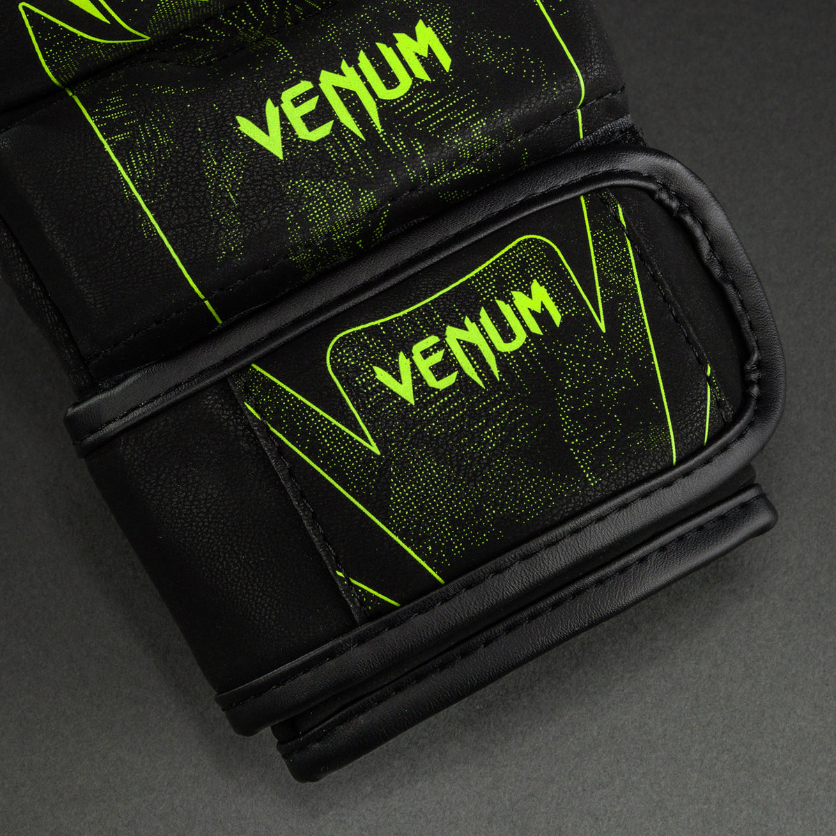 Venum Amazonia Reborn MMA实战训练手套 - 黑色/绿色