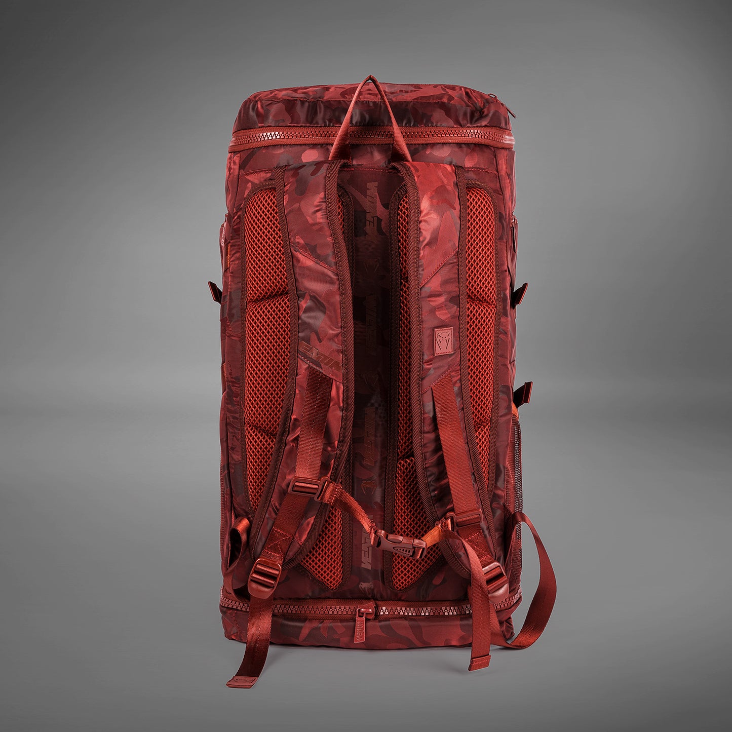 Venum Challenger Xtrem 背包 (50-63L) – 迷彩色/酒红色