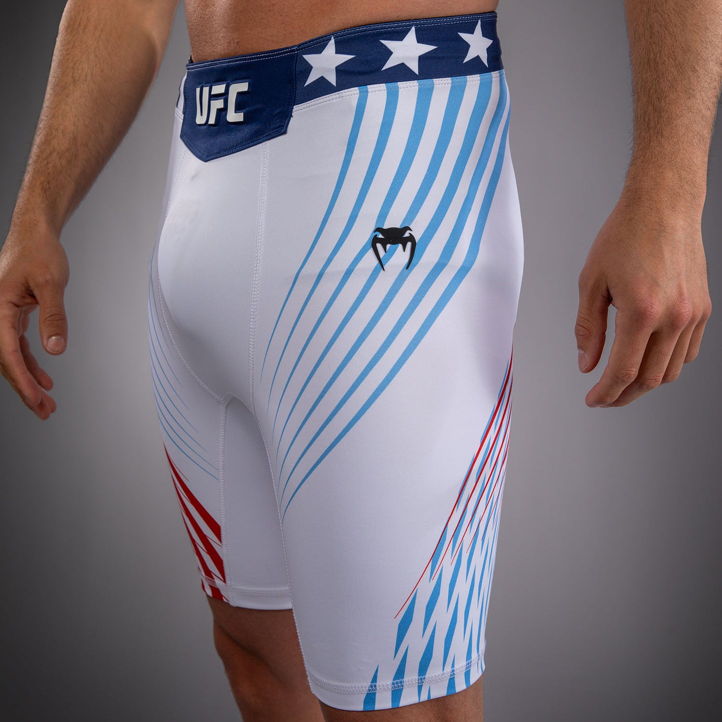 Official UFC Freedom 250 by Venum 男士 Authentic Fight Night Vale Tudo 紧身格斗短裤 - 白色