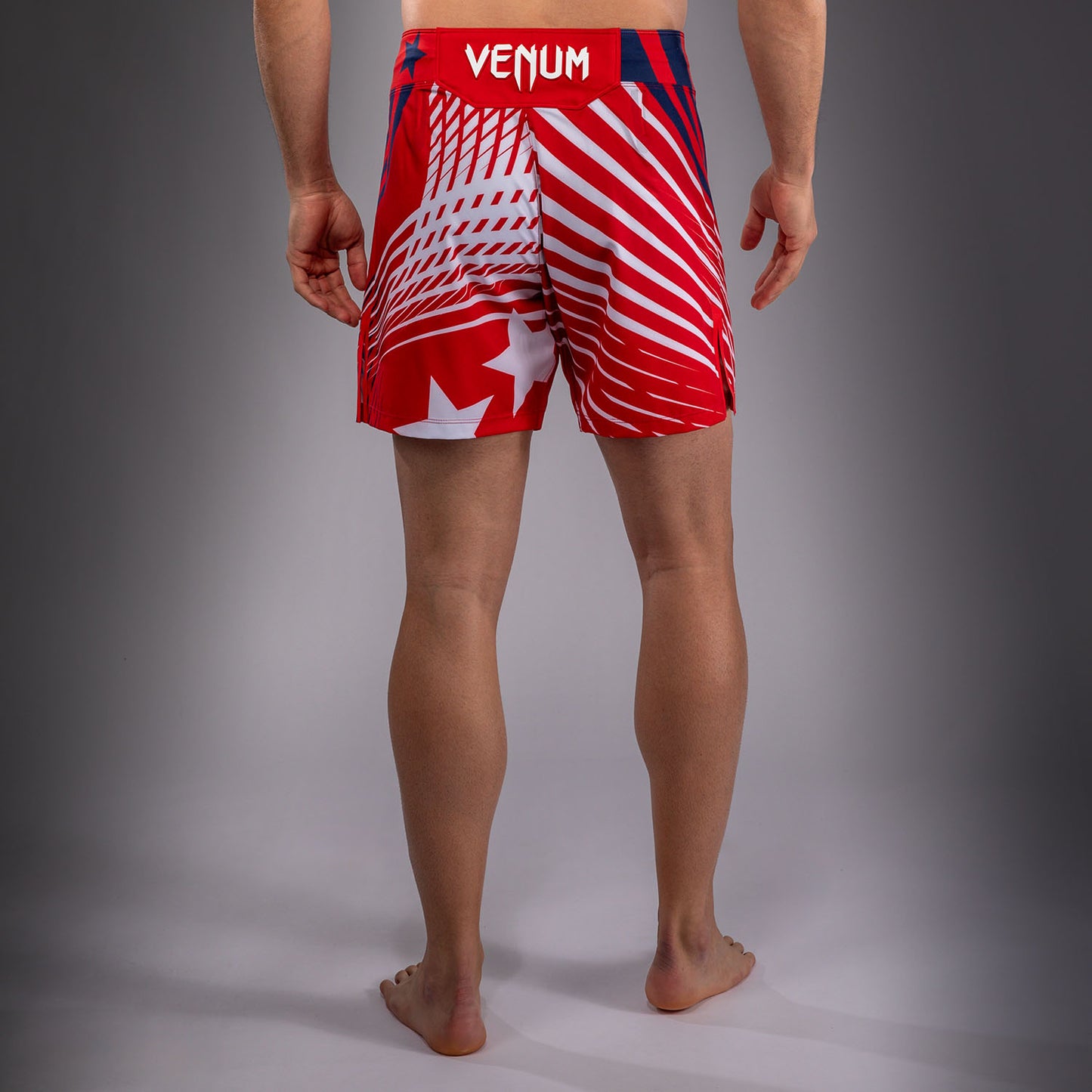 Official UFC Freedom 250 by Venum 男士 Authentic Fight Night 短款格斗短裤 - 红色
