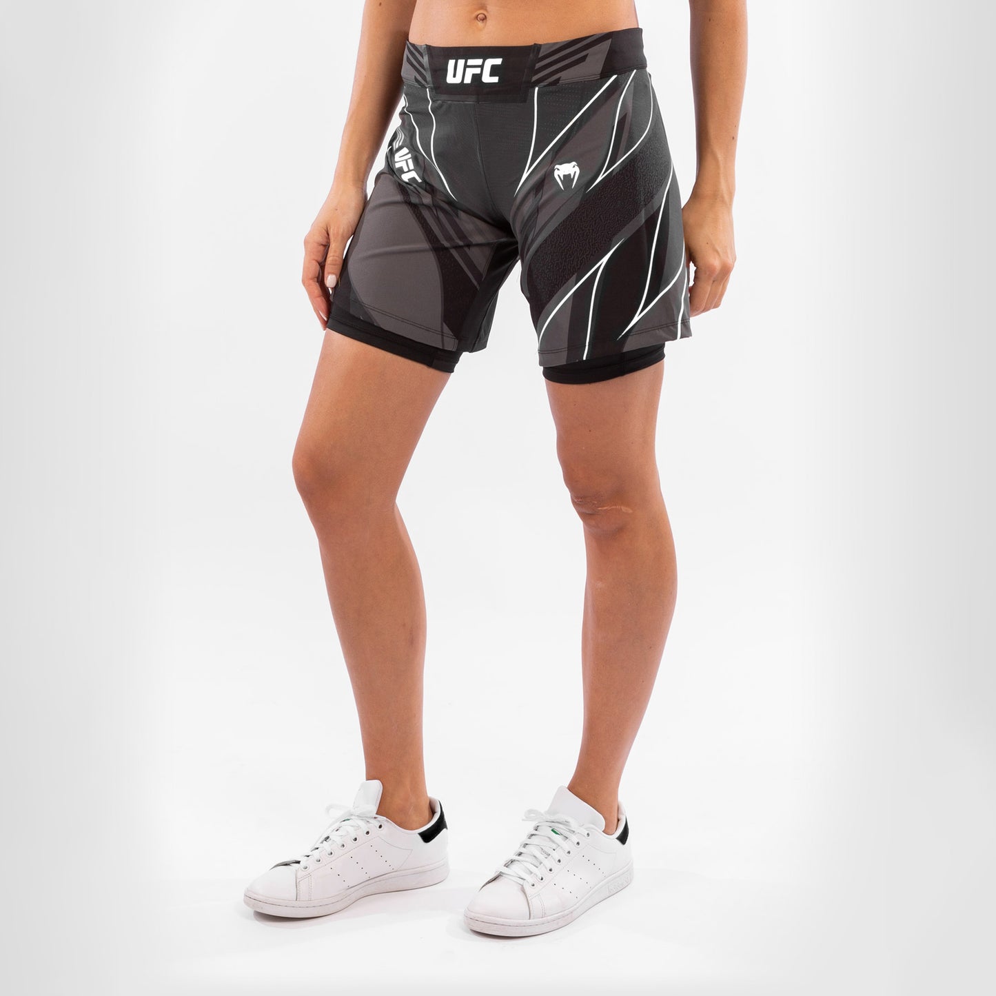 UFC Venum Authentic Fight Night 女士格斗短裤 – 长款 – 黑色