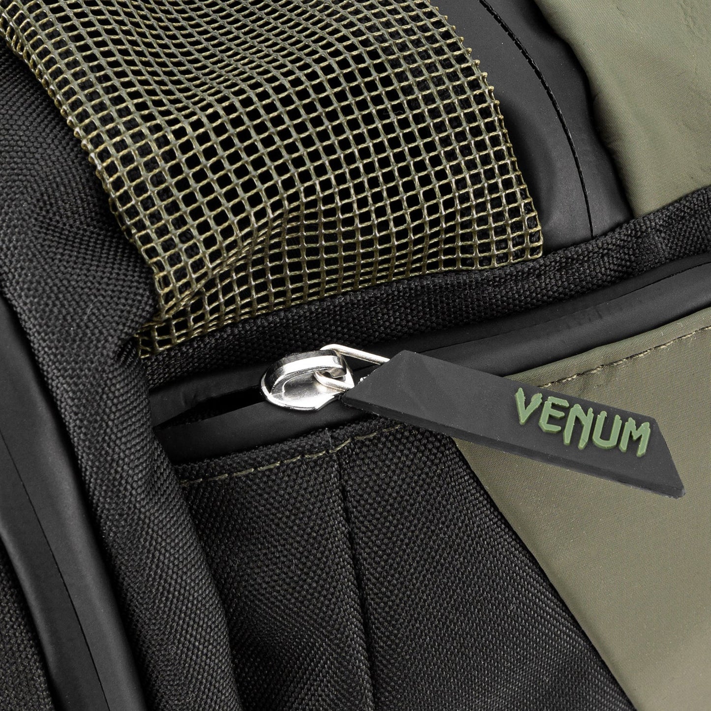 Venum Trainer Lite Evo 运动包（48L）– 卡其色/黑色