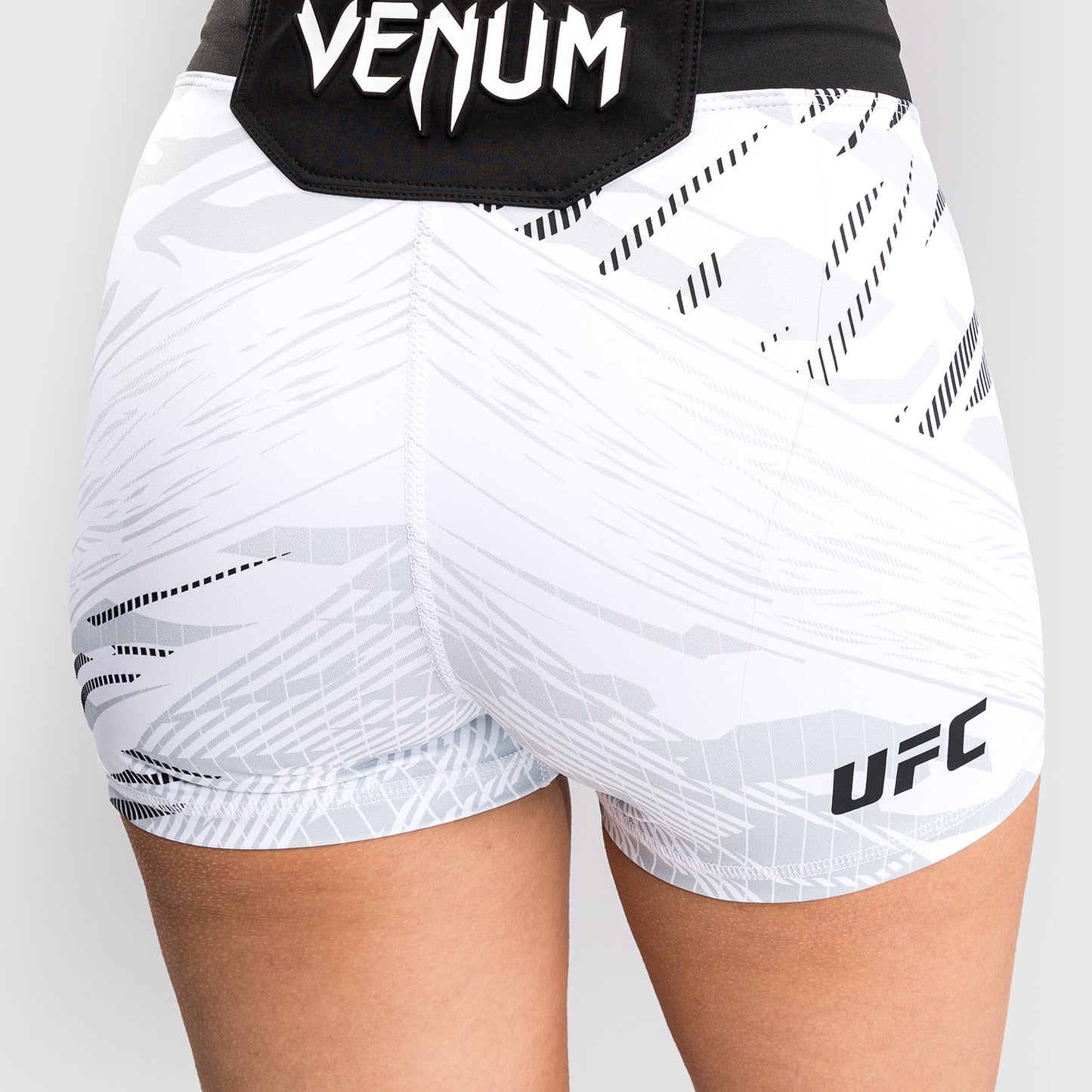 UFC Fusion by Venum 女士综合格斗短裤–短款–白色