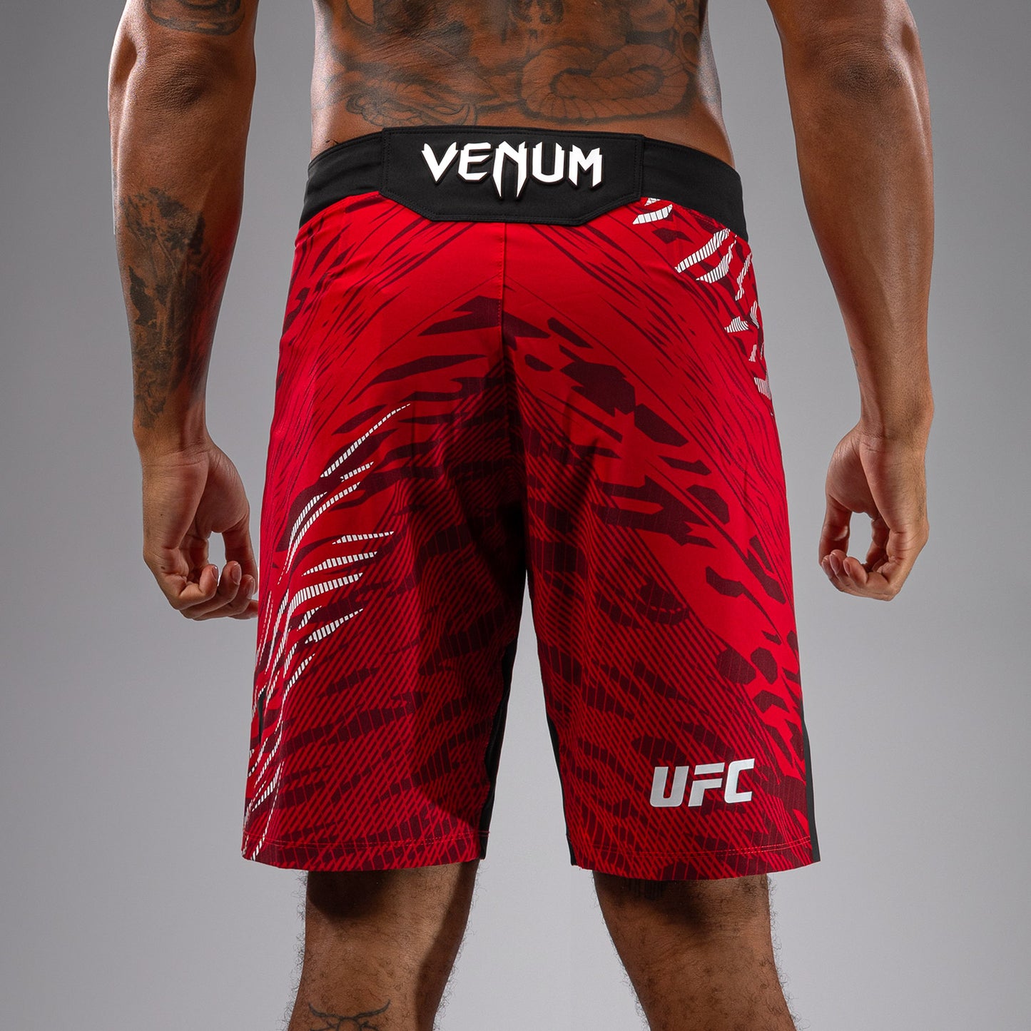 UFC Fusion by Venum Authentic Fight Night 男士格斗短裤 – 长款 – 红色