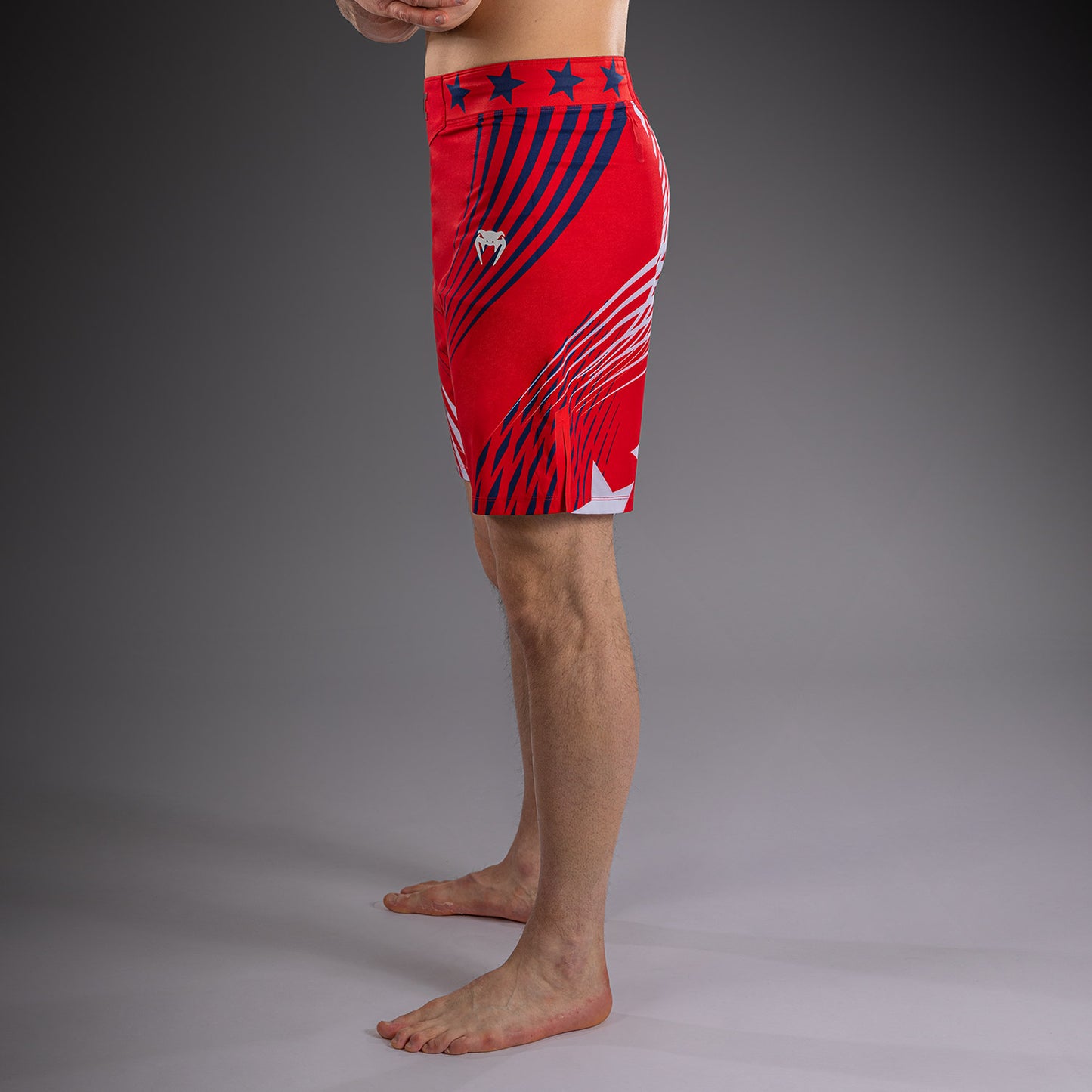 Official UFC Freedom 250 by Venum 男士 Authentic Fight Night 短款格斗短裤 - 红色