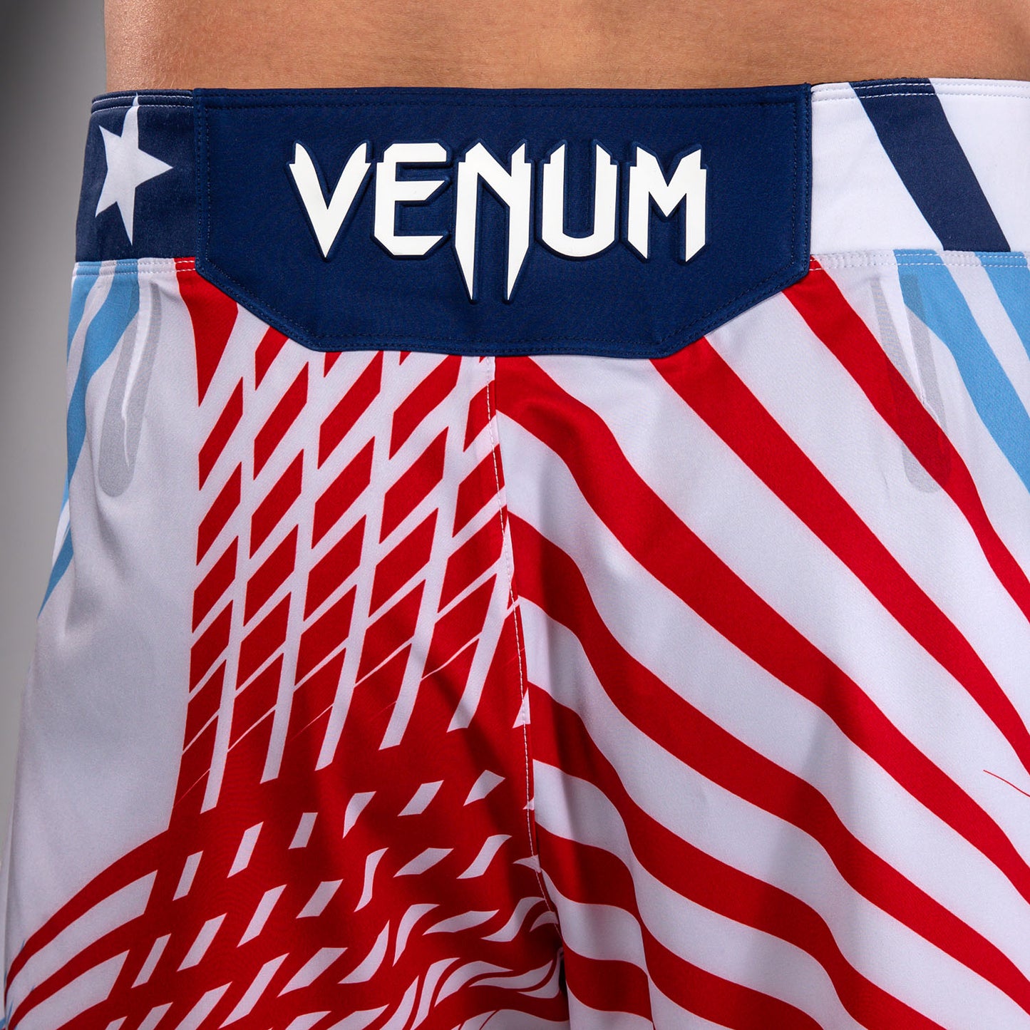 Official UFC Freedom 250 by Venum 男士 Authentic Fight Night 长款格斗短裤 - 白色