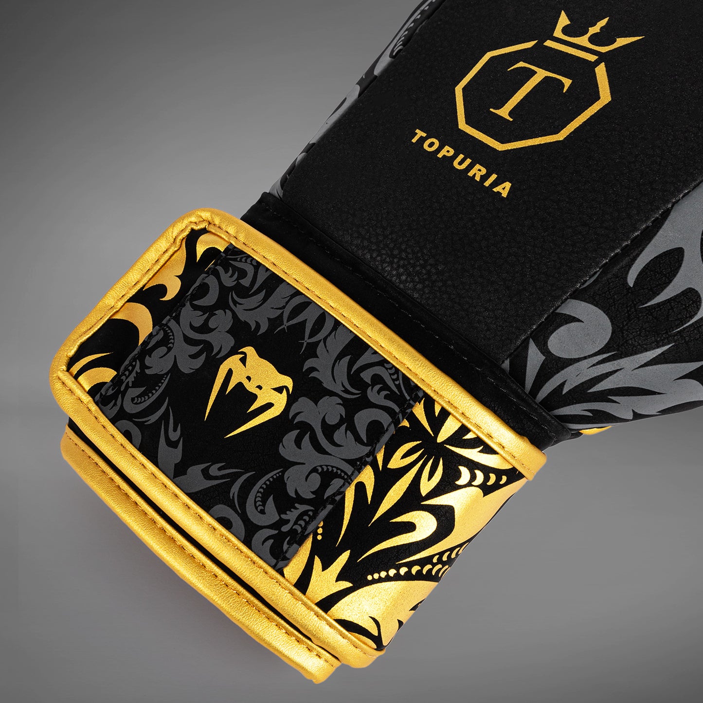 Venum x Topuria Unmatched Edition 拳击手套 – 黑色/金色
