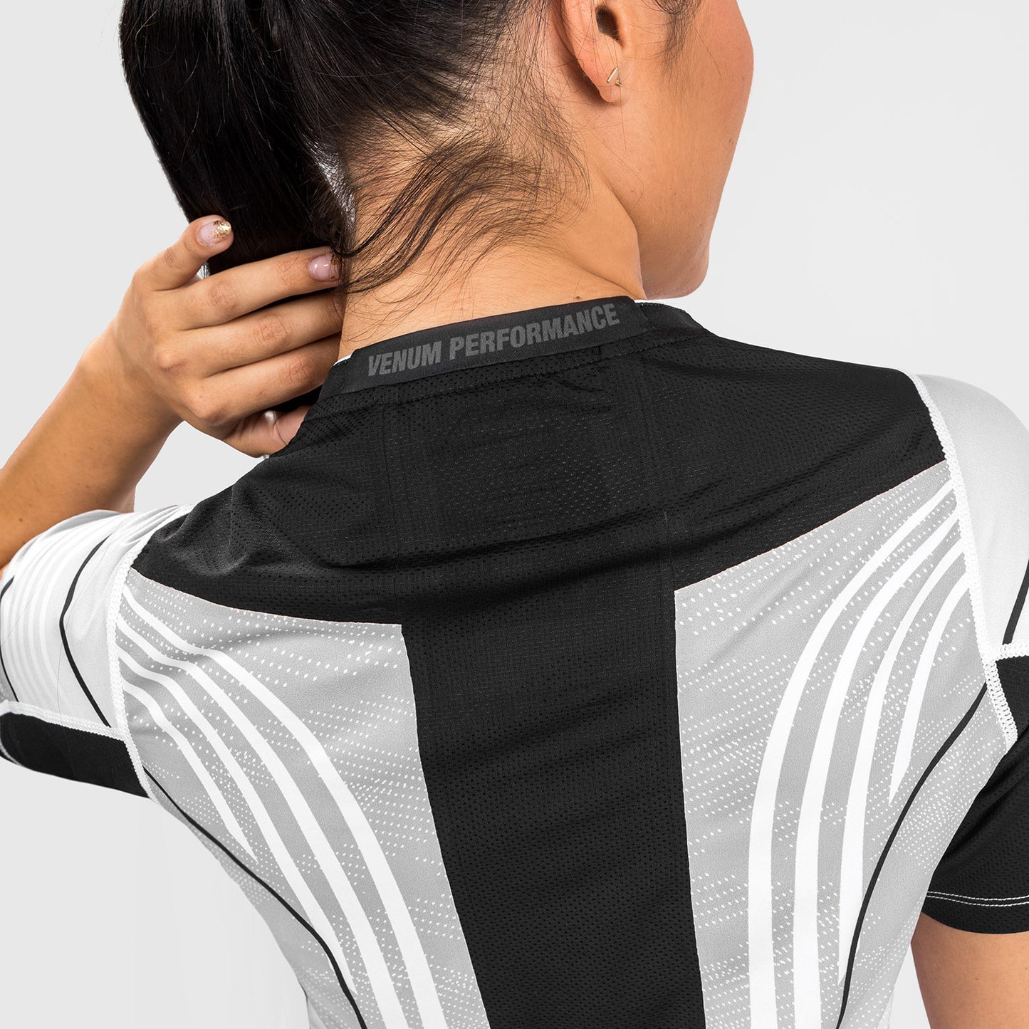 UFC Venum Authentic Fight Night 2.0 Kit by Venum 女士款出场T恤 – 白色