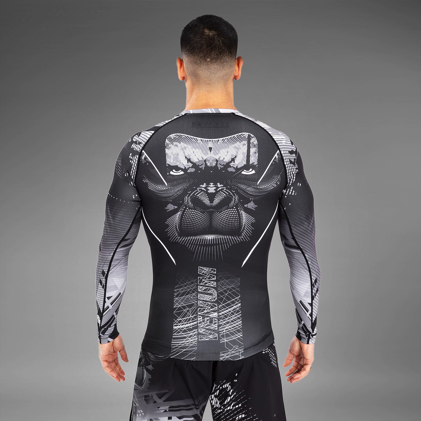 Venum Gorilla Jungle 紧身防磨衣长袖 – 黑色/白色
