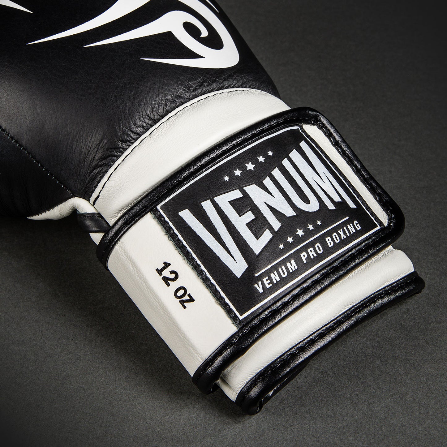 Venum Giant 2.0 Mike Tyson Pro 拳击手套 – 深黑色/光学白色