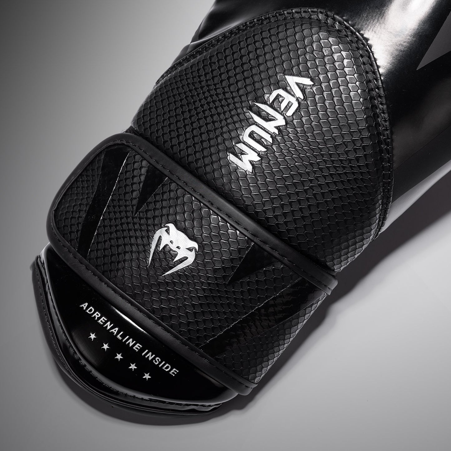 Venum Challenger 4.0 Scales 拳击手套 – 黑色