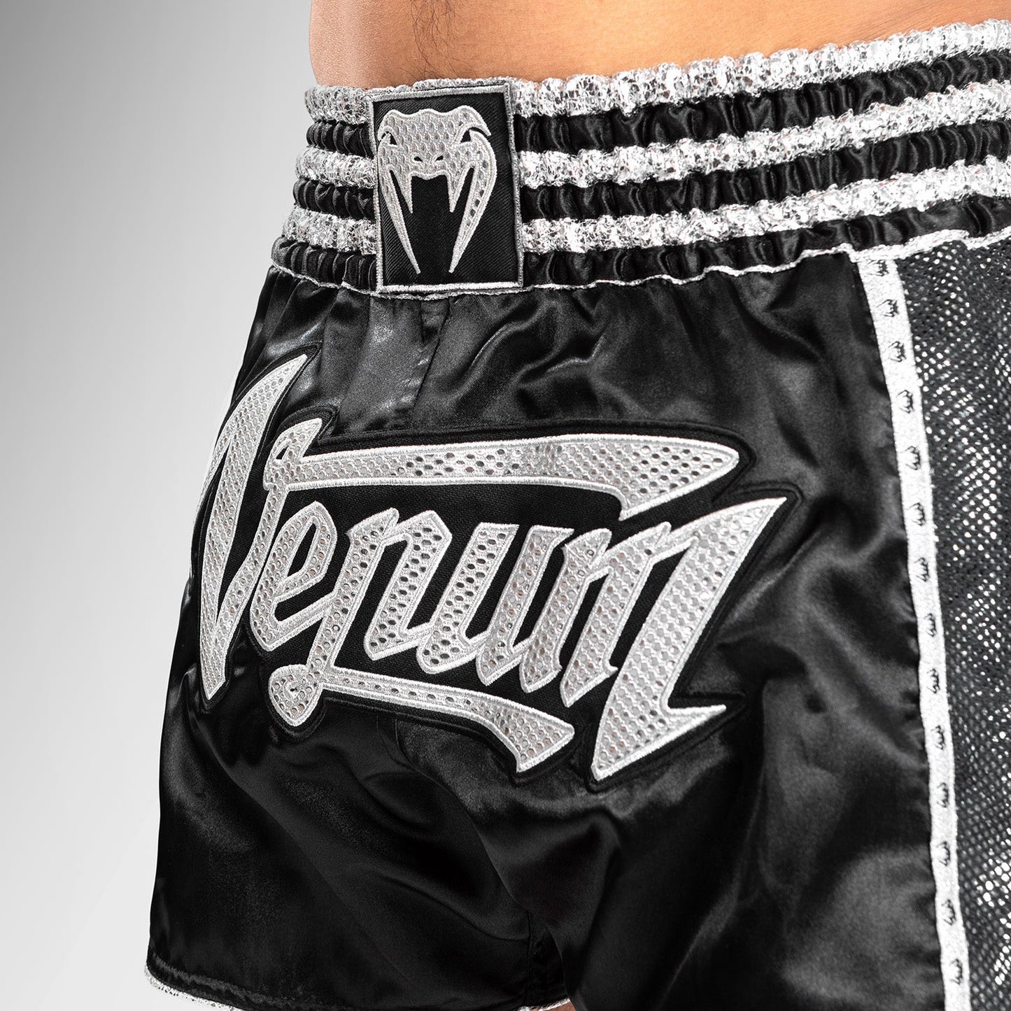 Venum Absolute 2.0 泰拳短裤 – 黑色/银色