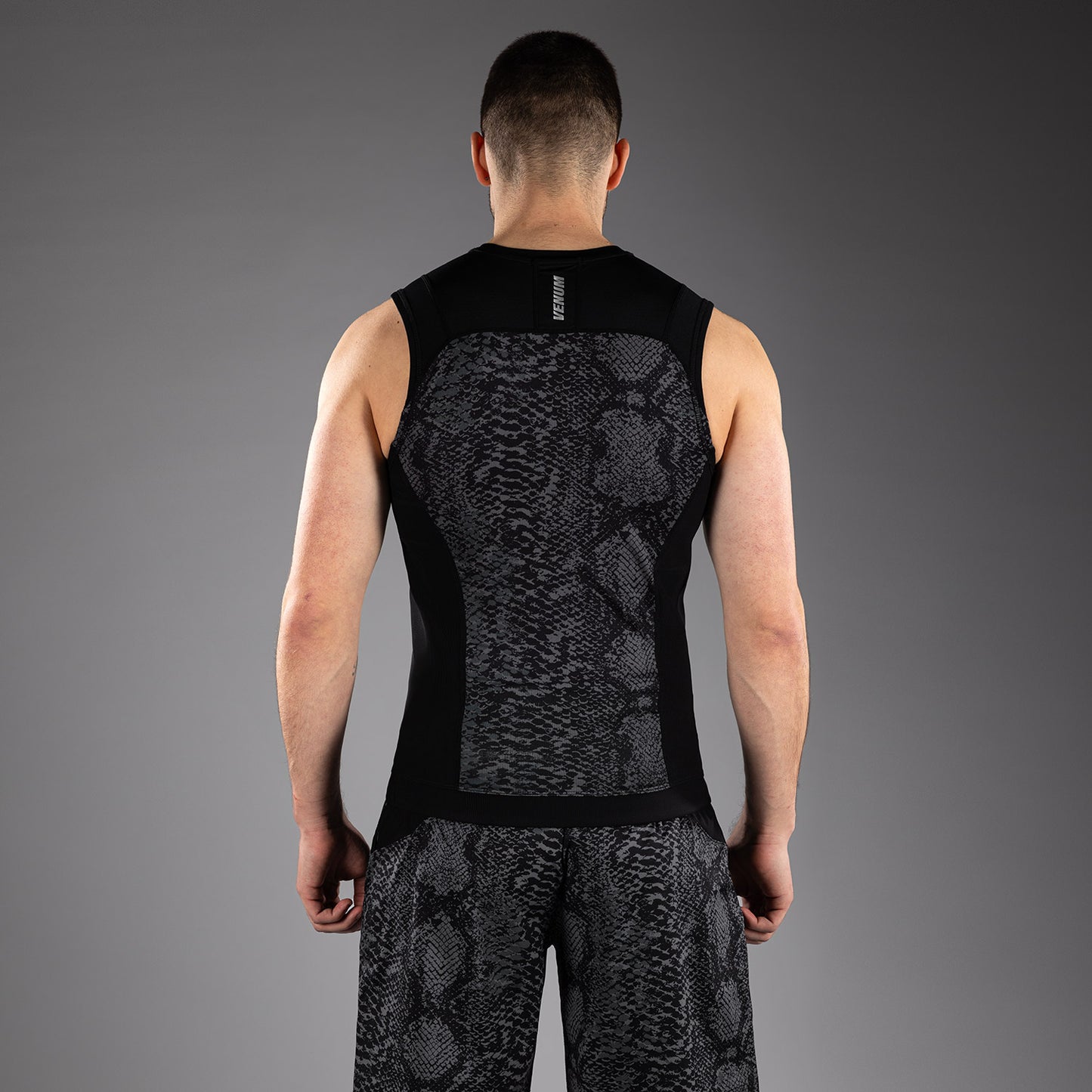 Venum G-Fit Scales 无袖紧身防磨衣 – 黑色/炭灰色