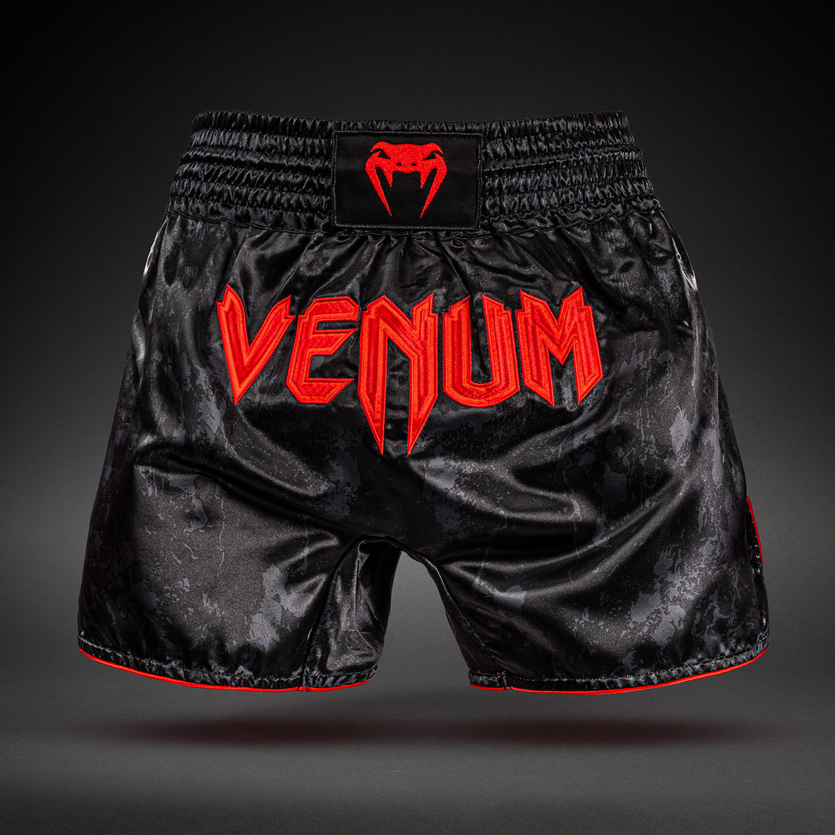 Venum x Batman 泰拳短裤 - 黑色/红色