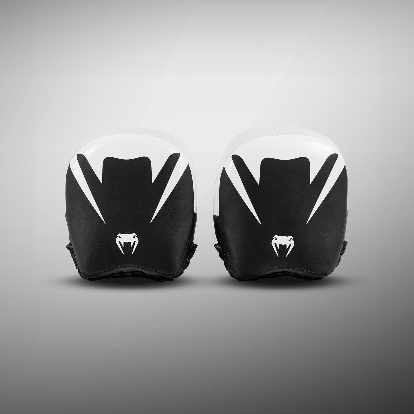 Venum Elite 加厚教练迷你皮革靶（对装）– 黑色/白色
