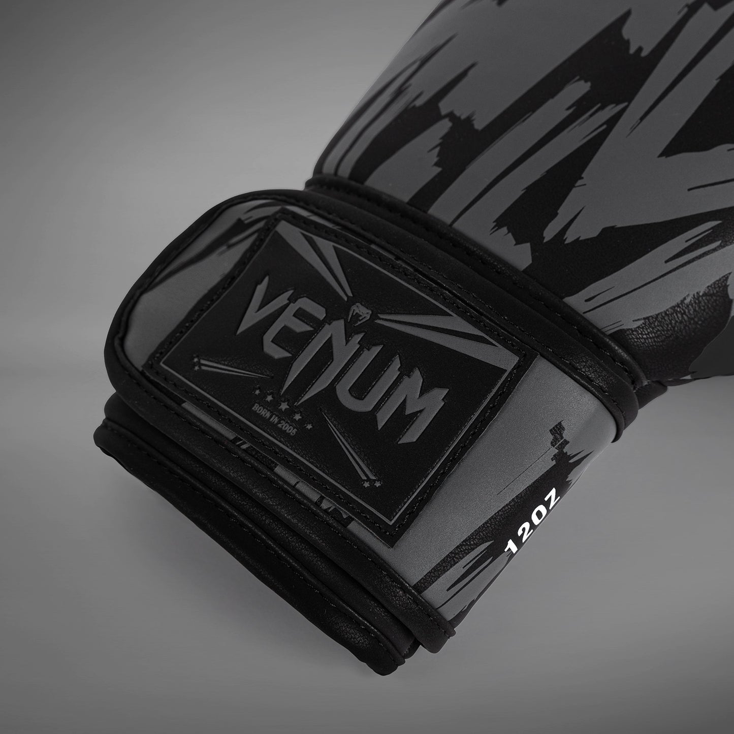 Venum Graffiti 拳击手套 – 城市炭灰色