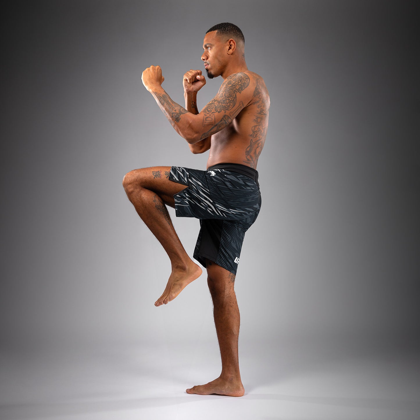 UFC Fusion by Venum Authentic Fight Night 男士格斗短裤 – 长款 – 黑色