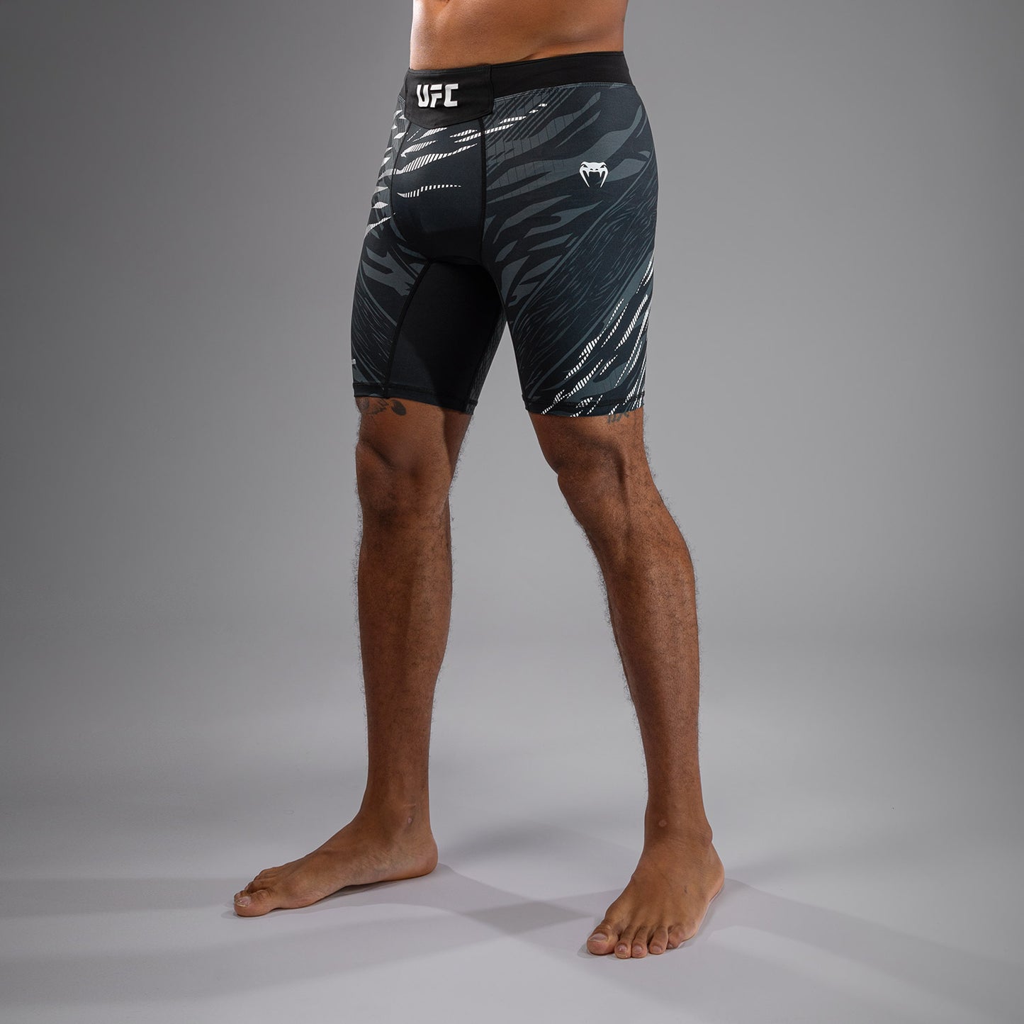 UFC Fusion by Venum Authentic Fight Night 男士款综合格斗短裤 – 黑色