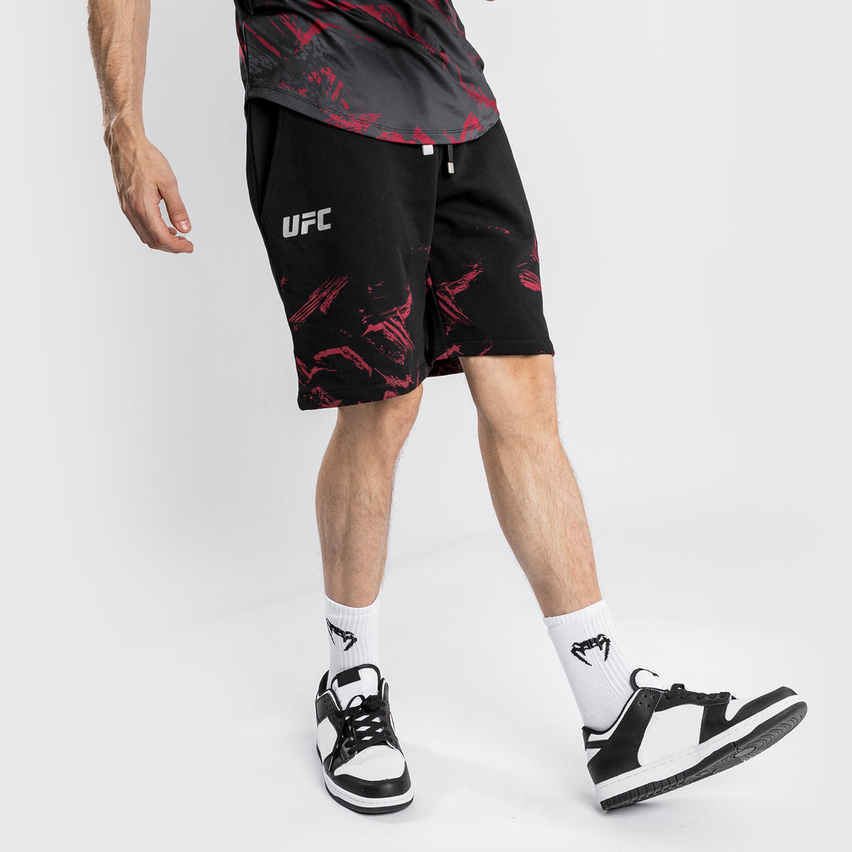 Venum UFC Authentic Fight Week 男士2.0短裤 – 黑色/红色