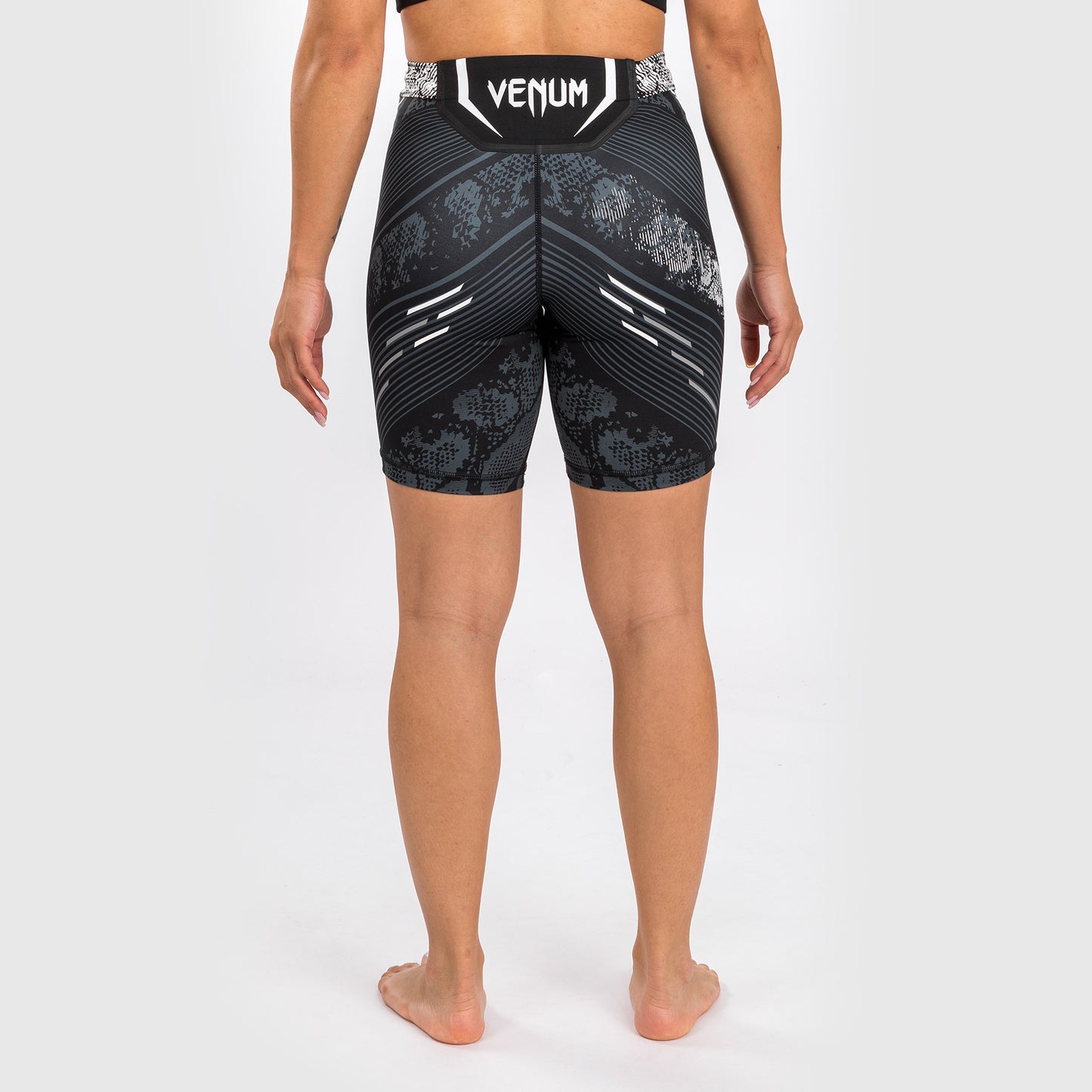 UFC Adrenaline by Venum 女士综合格斗短裤–长款–黑色