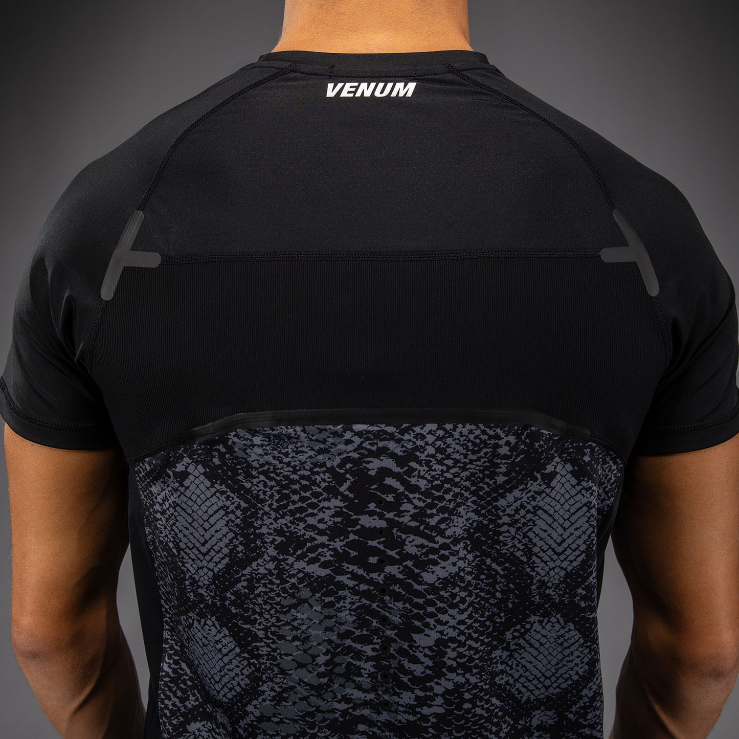 Venum G-Fit Scales Dry-Tech T恤 – 黑色/炭灰色