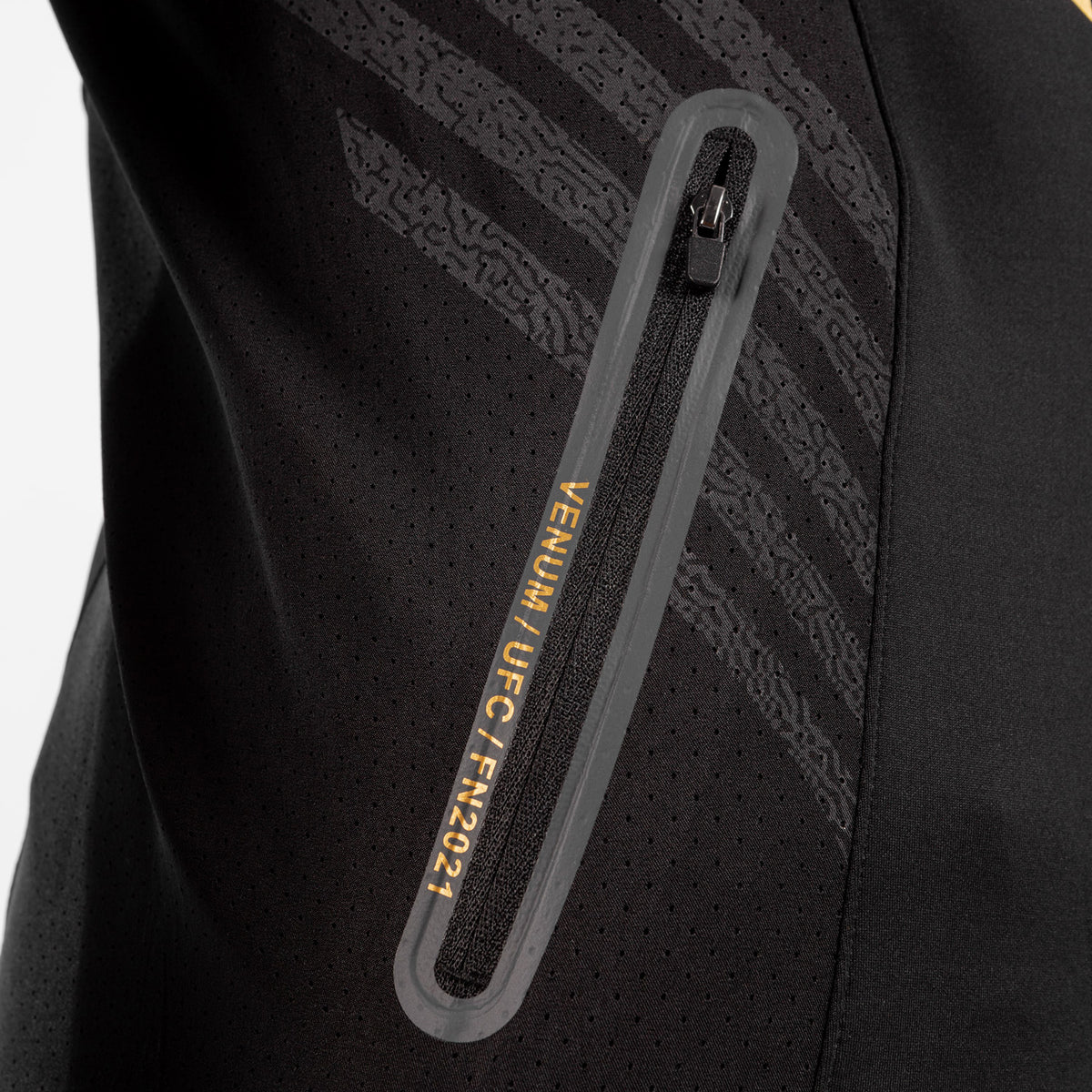 Venum UFC Authentic Fight Night 男士出场连帽衫 – Champion