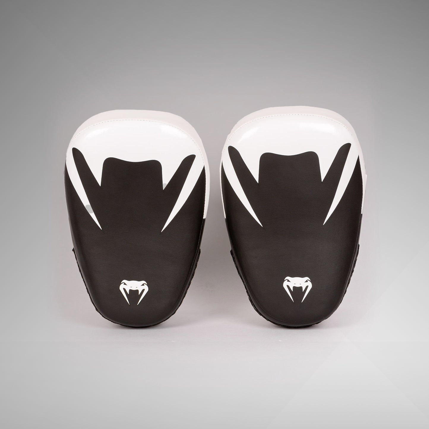 Venum Kick Boxing Gear 2.0 微纤维小拳击手套 – 黑色/白色