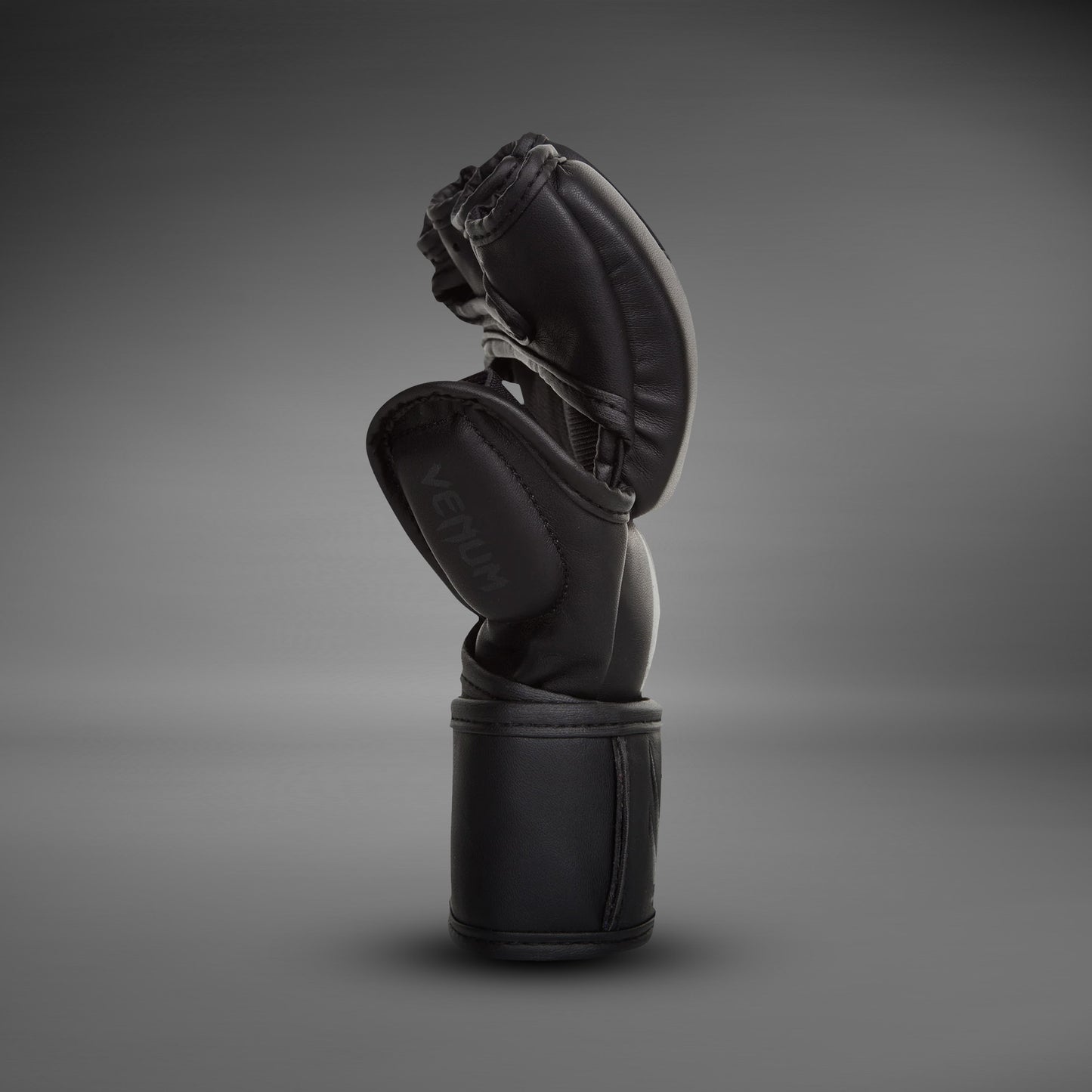 Venum Challenger MMA手套 – 亚光/黑色