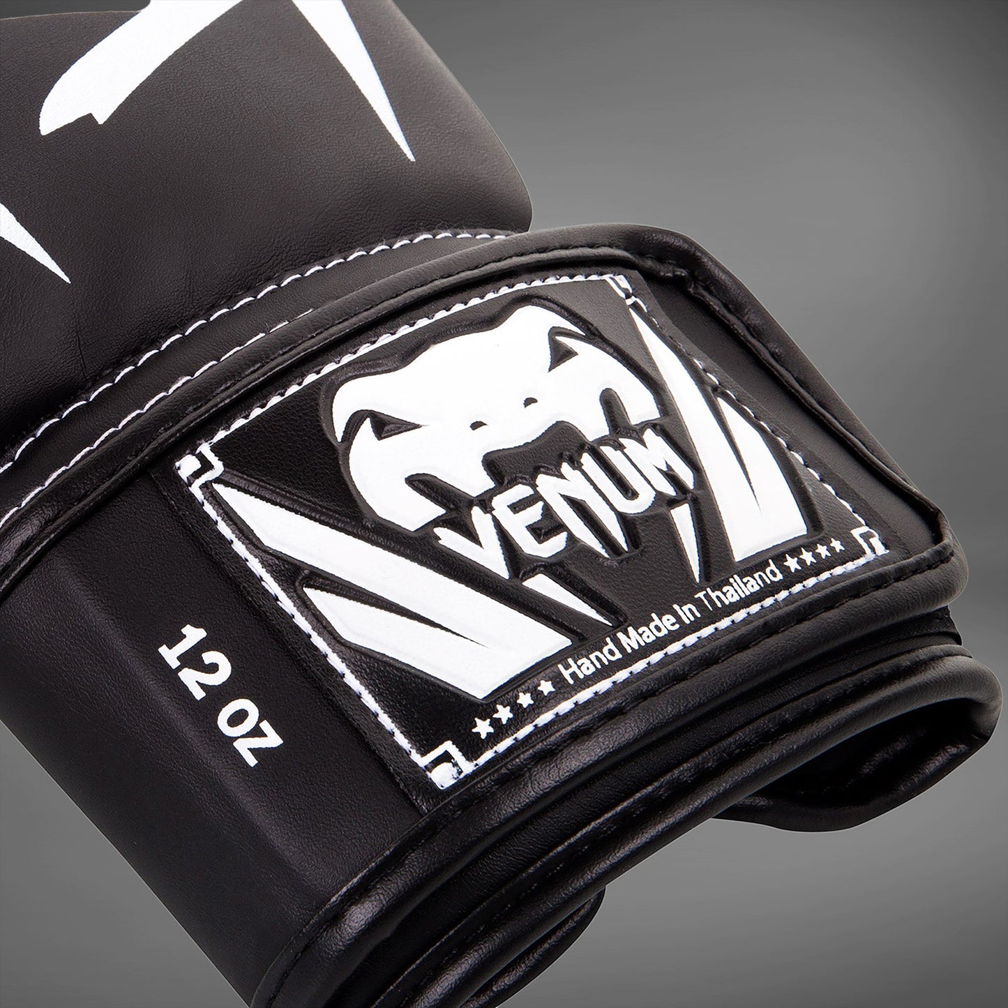 Venum Elite 拳击手套 – 黑色/白色