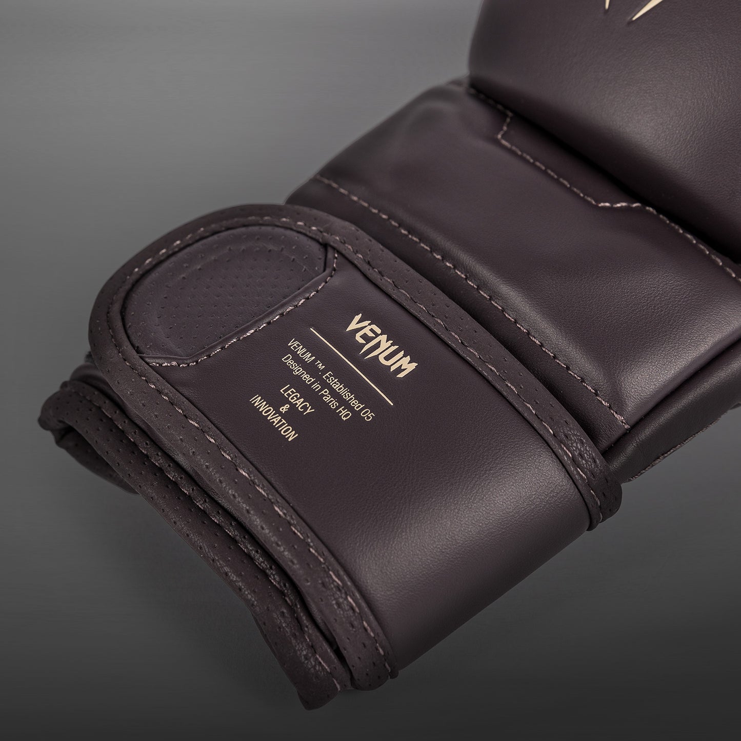 Venum Impact Evo MMA实战手套 – 巧克力色