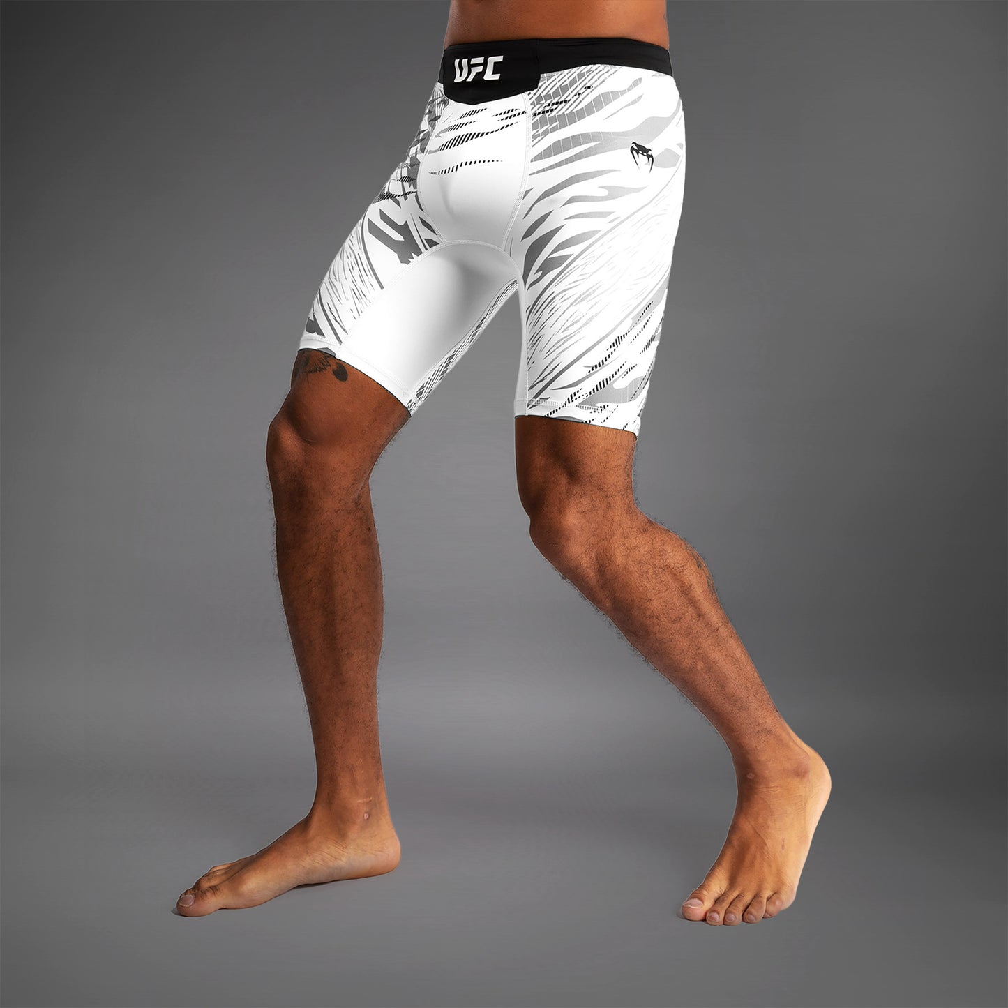 UFC Fusion by Venum Authentic Fight Night 男士综合格斗短裤 – 白色