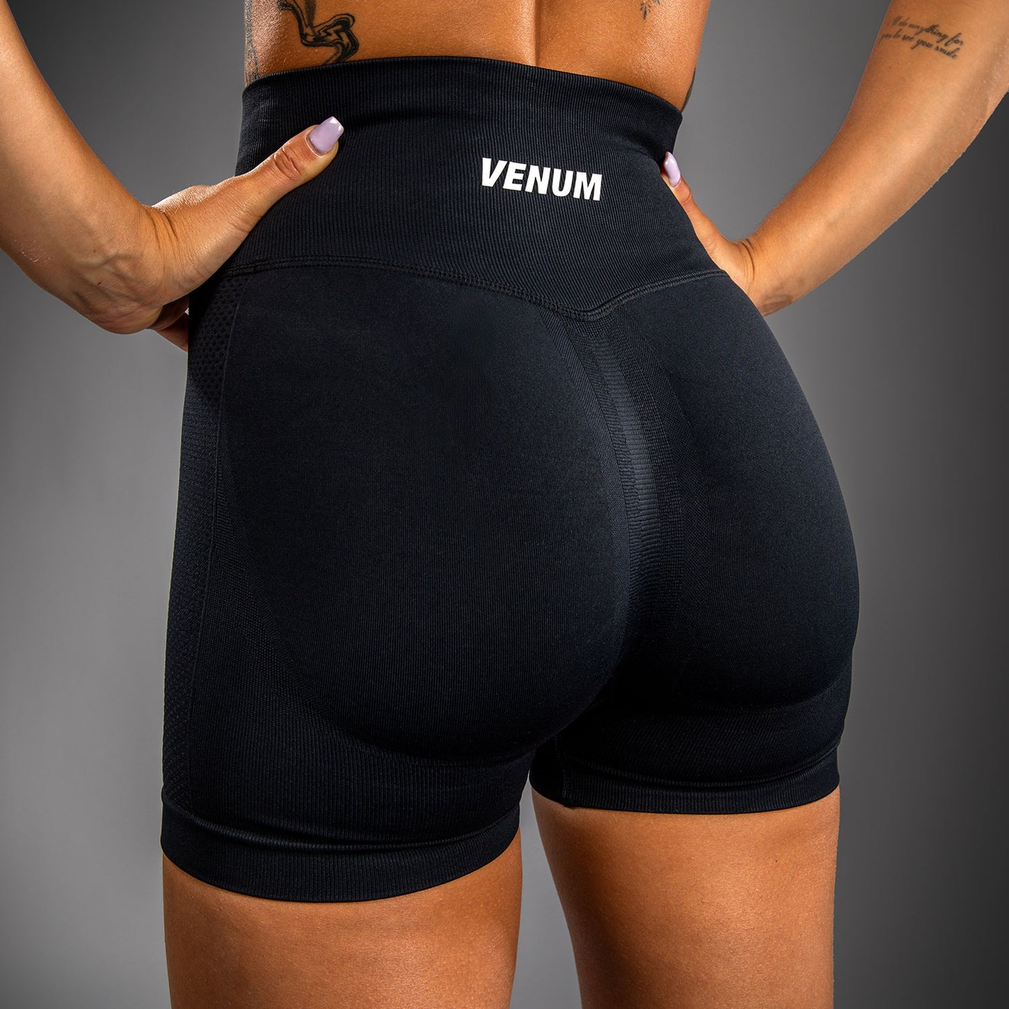 Venum Sculpt 综合格斗短裤 – 黑色/白色