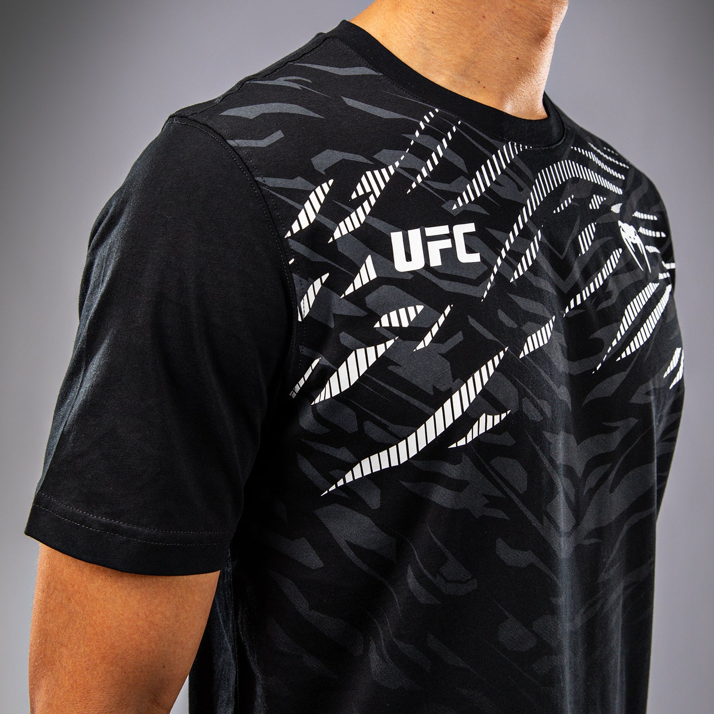 UFC Fusion by Venum 男士款短袖T恤 – 黑色