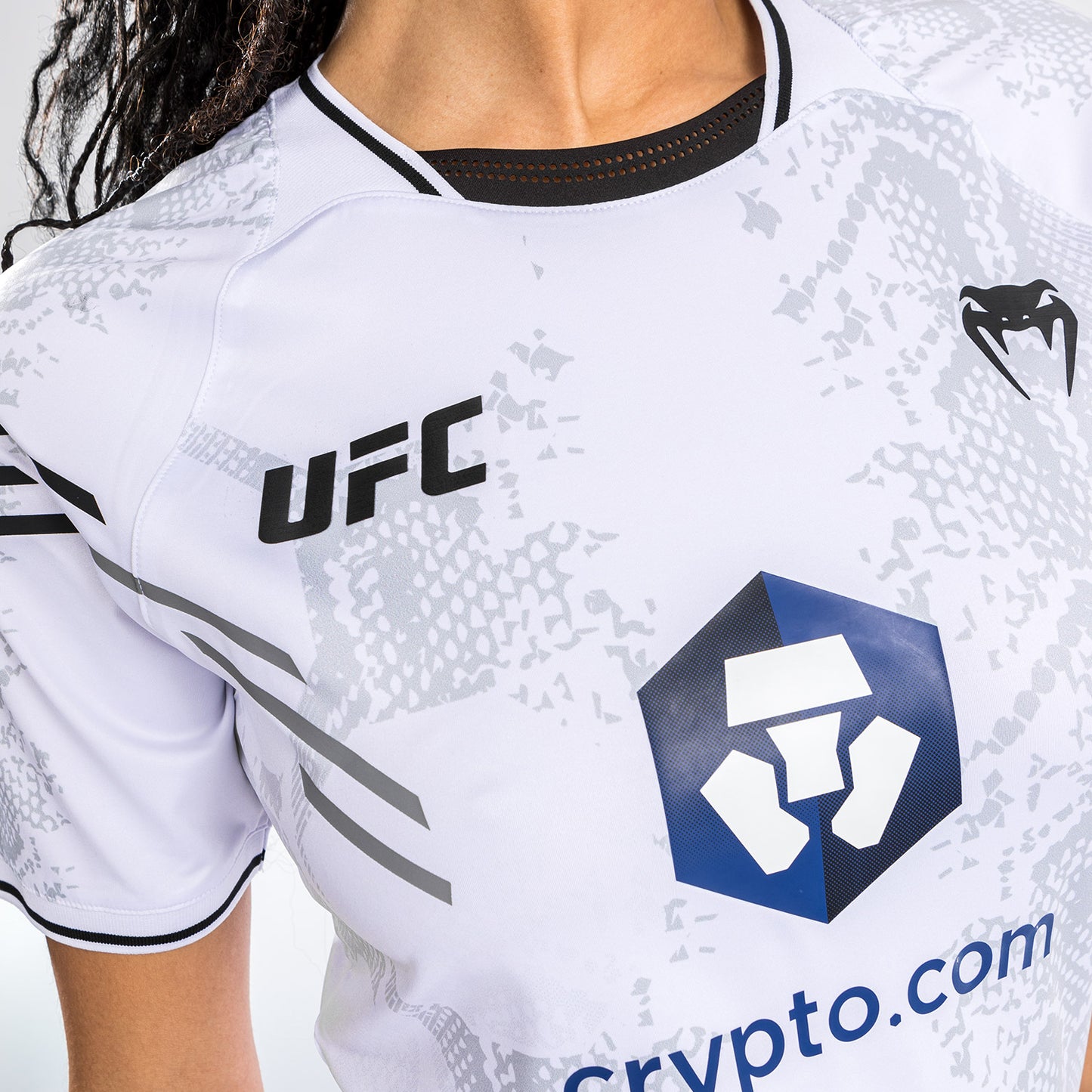 UFC Adrenaline by Venum Authentic Fight Night 女士款出场球衣 – 白色