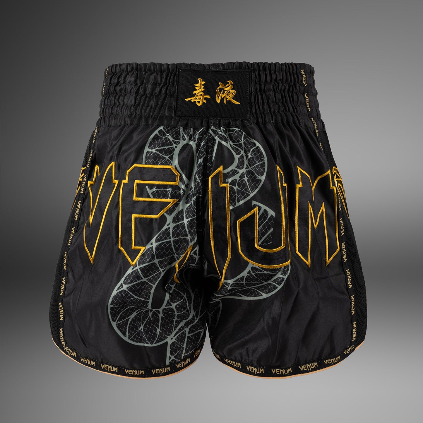 Venum Serpenti 泰拳短裤 – 黑色/银色/金色