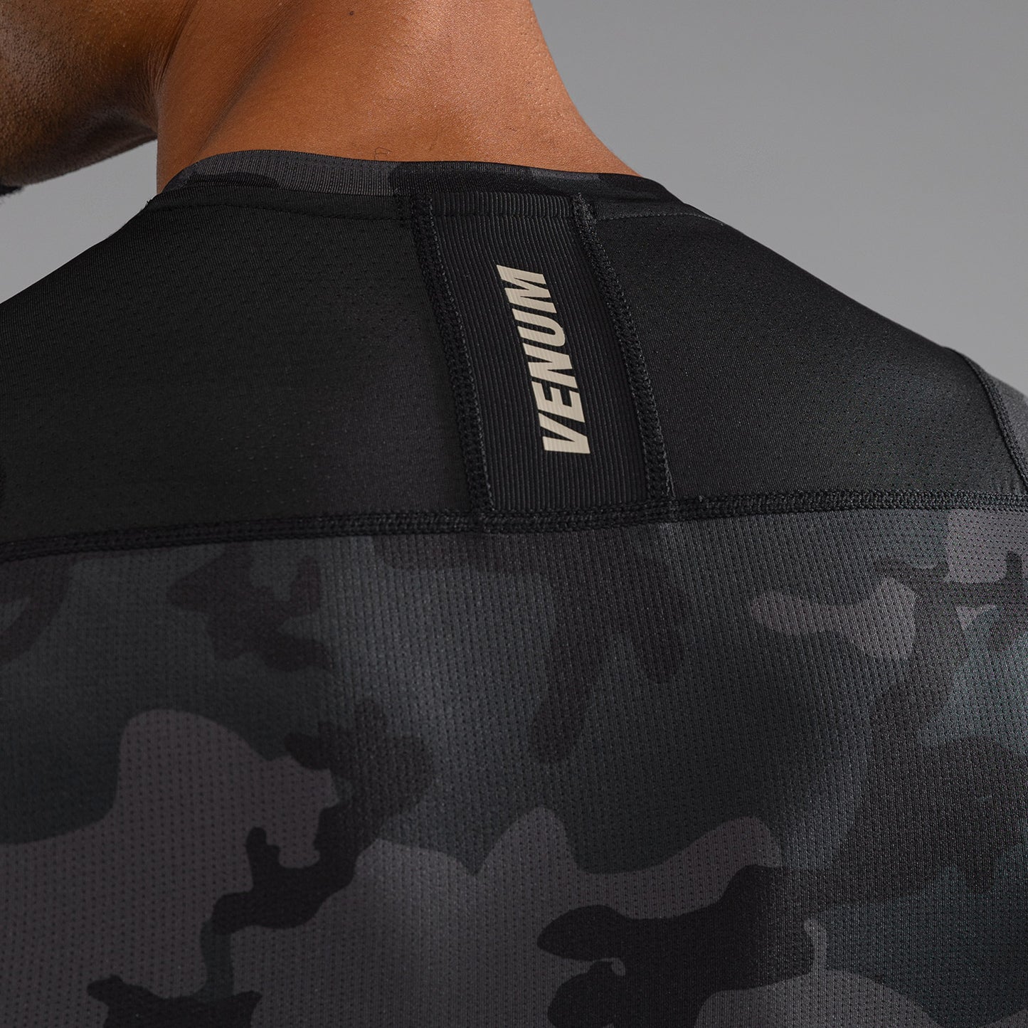 Venum G-Fit Air 男士短袖紧身防磨衣 – 数字城市迷彩