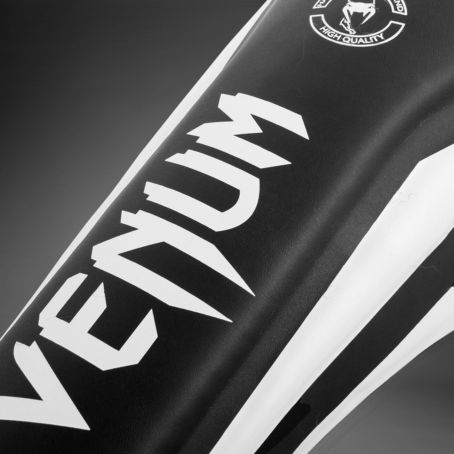 Venum Elite 立式护胫 – 黑色/白色